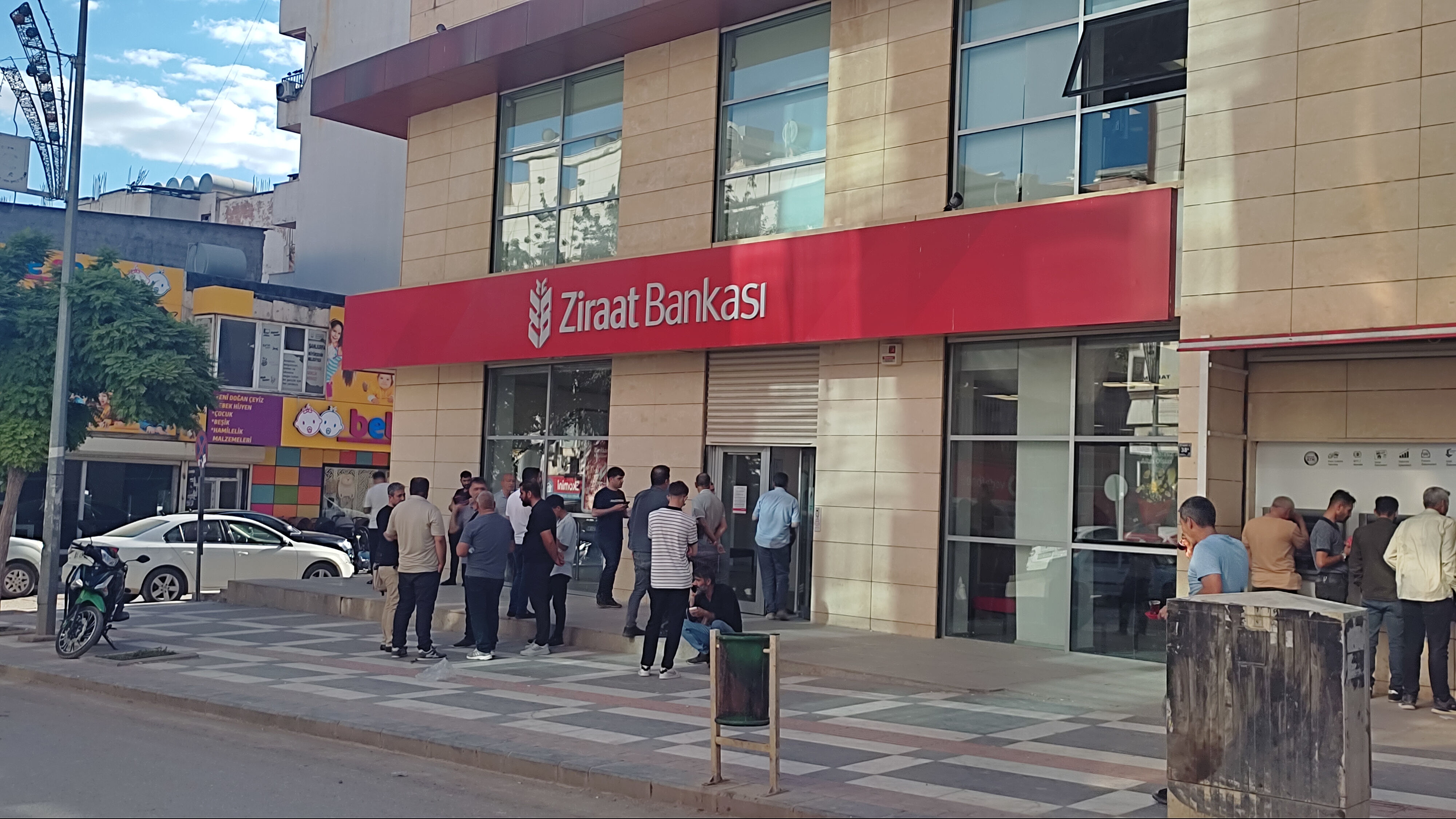 Bankada korku dolu anlar: Müdüre bıçak çekip paraları çaldı, dışarı çıkamadan enselendi - 1. Resim