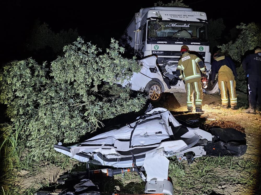 Bursa'da feci kaza! Tır otomobili ezdi, ölü ve yaralı var Bursa'da feci kaza! Tır otomobili ezdi, ölü ve yaralı var - 3. Resim