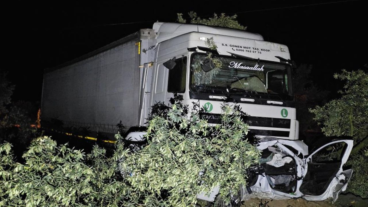Bursa'da feci kaza! Tır otomobili ezdi, ölü ve yaralı var Bursa'da feci kaza! Tır otomobili ezdi, ölü ve yaralı var