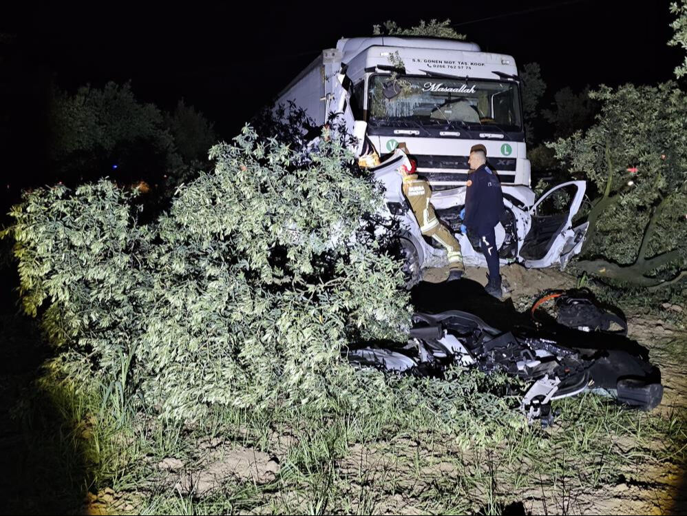 Bursa'da feci kaza! Tır otomobili ezdi, ölü ve yaralı var Bursa'da feci kaza! Tır otomobili ezdi, ölü ve yaralı var - 2. Resim