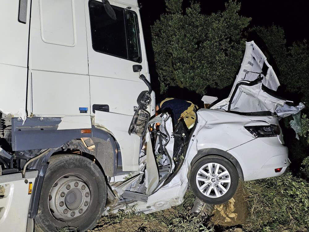 Bursa'da feci kaza! Tır otomobili ezdi, ölü ve yaralı var Bursa'da feci kaza! Tır otomobili ezdi, ölü ve yaralı var - 1. Resim