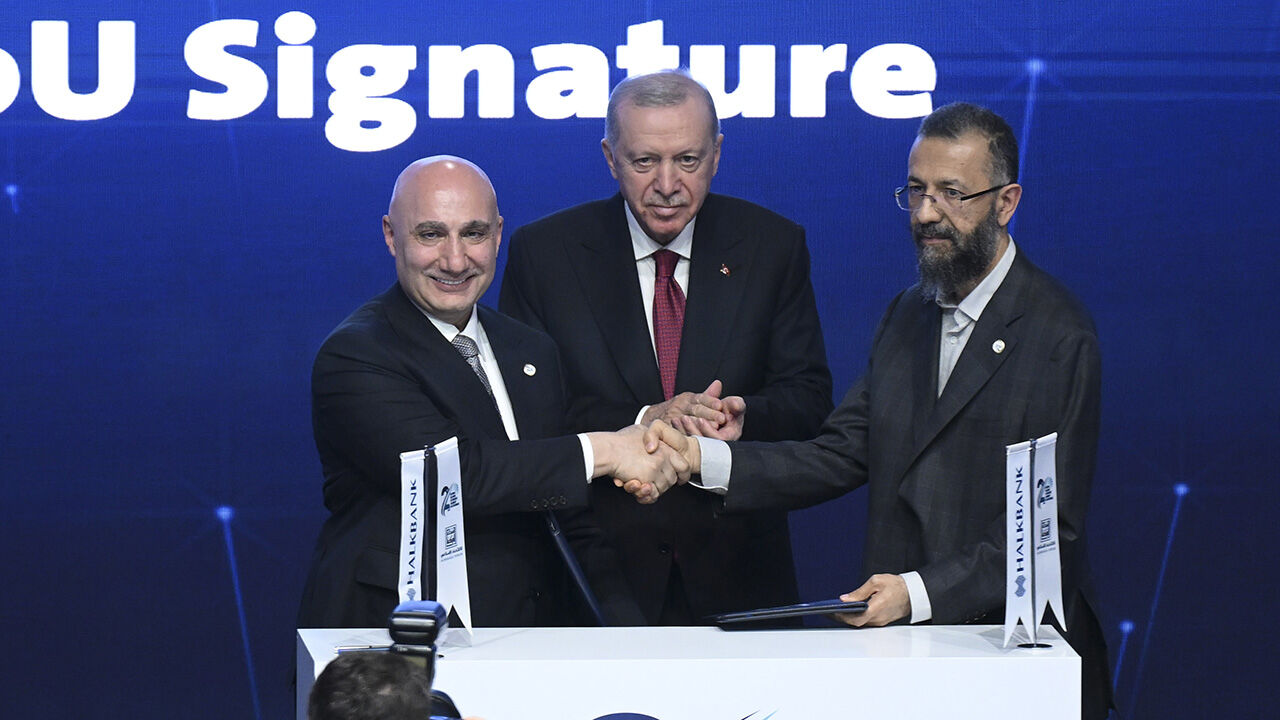 Cumhurbaşkanı Erdoğan'dan 2. İstanbul Dünya İslam Ekonomisi Zirvesi'nde net mesajlar: Bu ekonomik nizam değişmeli Zirvede Albaraka ve Halkbank arasında iş birliği anlaşması imzalandı.