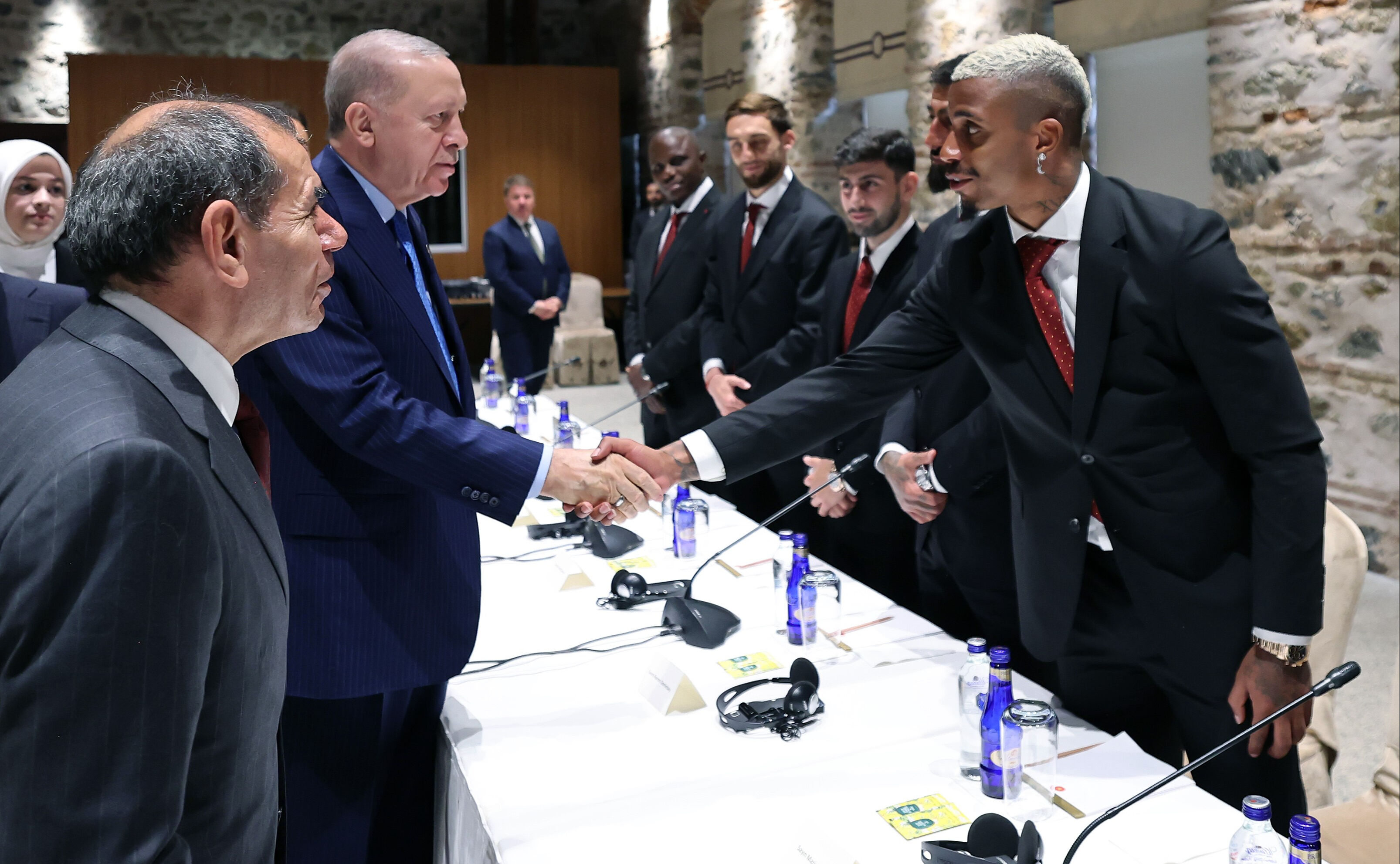 Dolmabah&ccedil;e'deki gizemli kişi kim? Herkes merak ediyordu, ortaya &ccedil;ıktı - 1. Resim