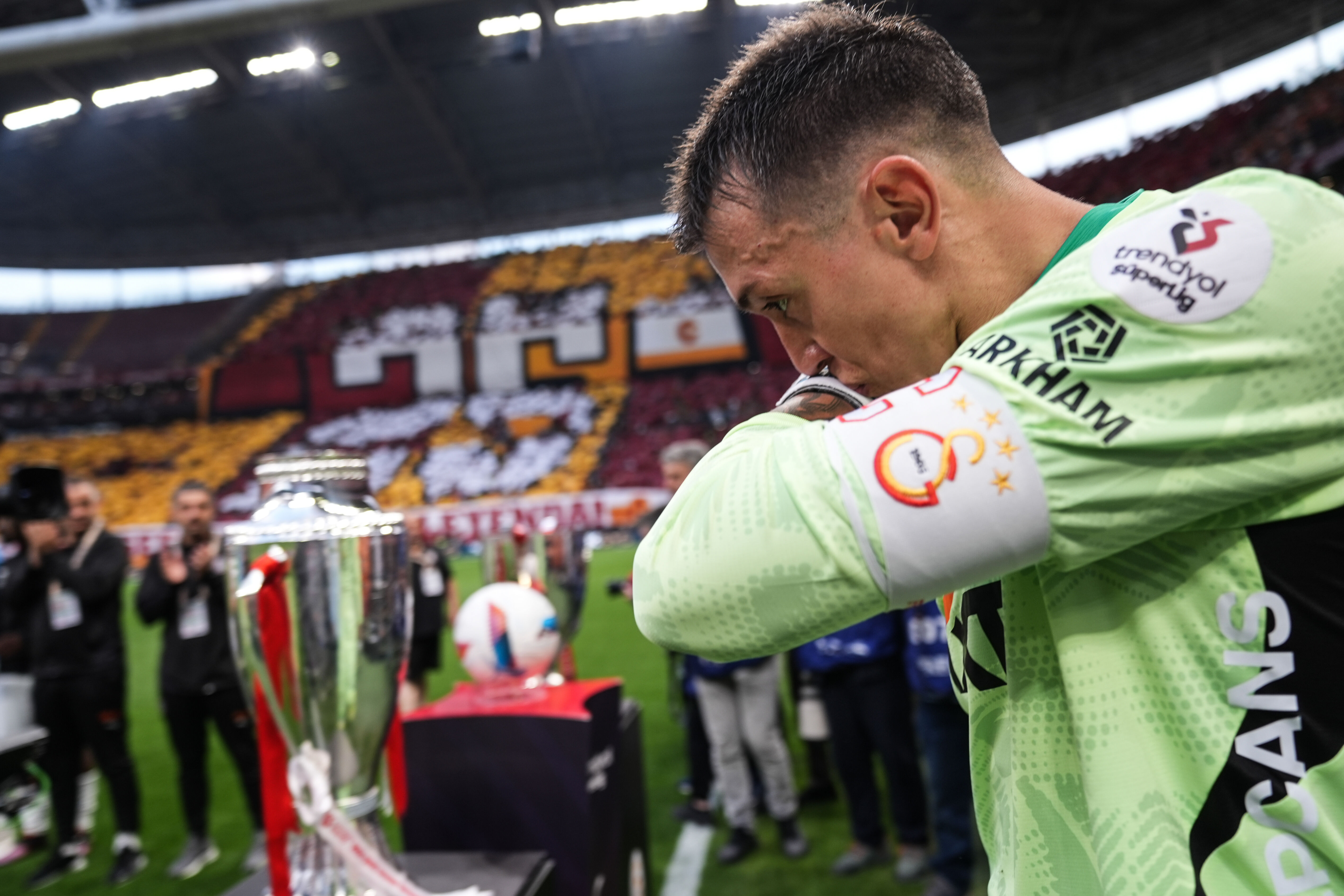 Galatasaray’da Muslera ve Mertens’e veda! Taraftardan alkışlı uğurlama - 1. Resim