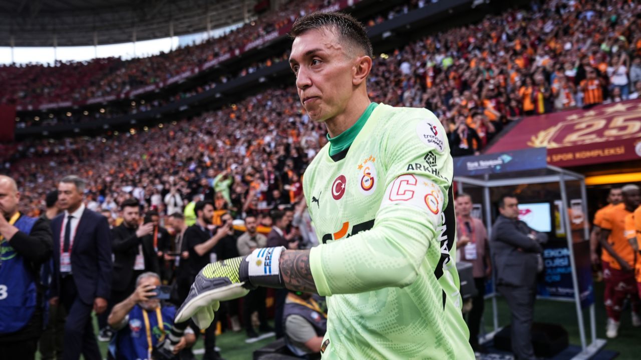 Galatasaray’da Muslera ve Mertens’e veda! Taraftardan alkışlı uğurlama Galatasaray’da Muslera ve Mertens’e veda! Taraftardan alkışlı uğurlama