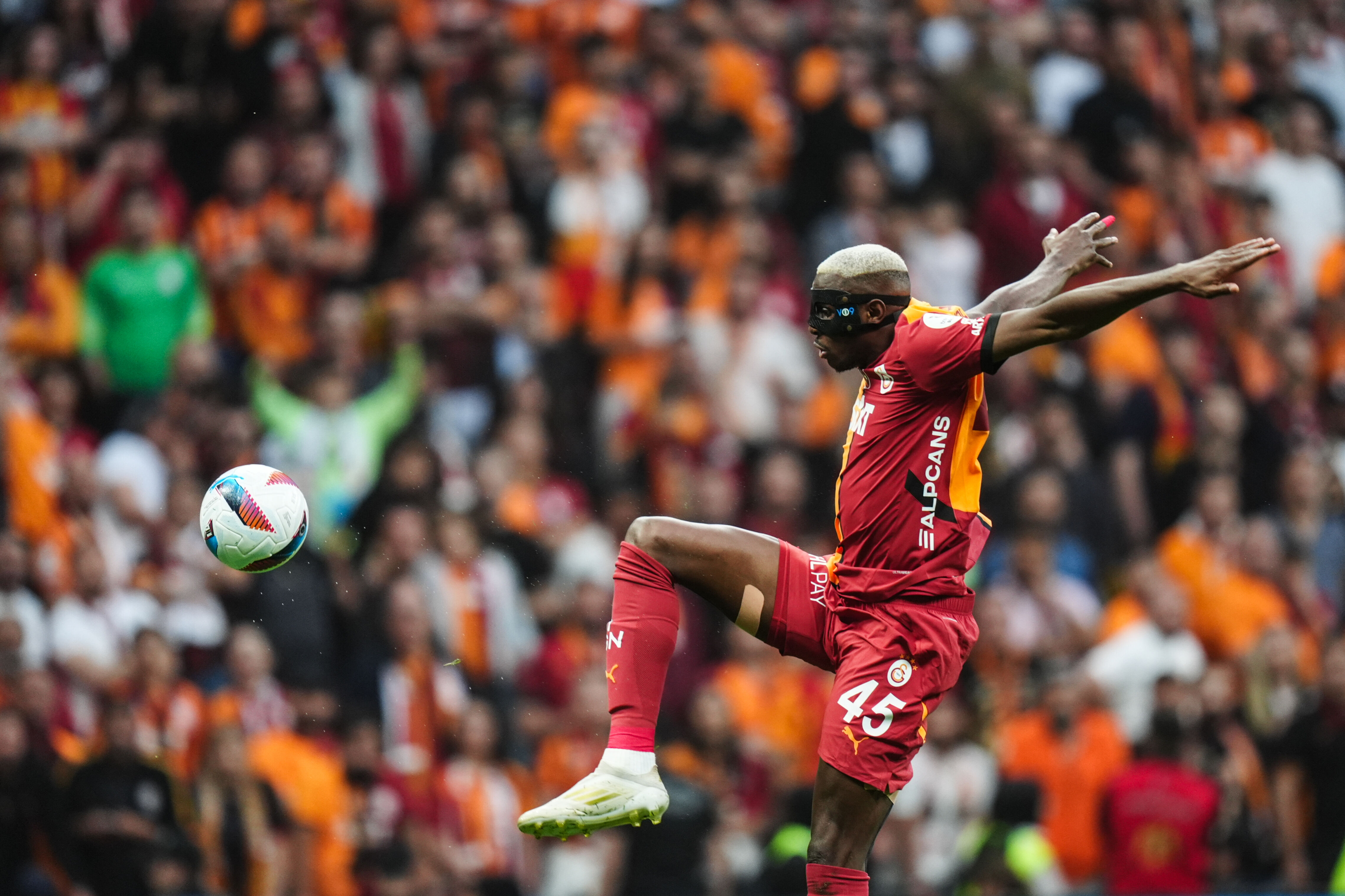 İlk yarı bitti, Victor Osimhen çılgına döndü! Başakşehirli oyuncuyu koridora çağırdı - 1. Resim