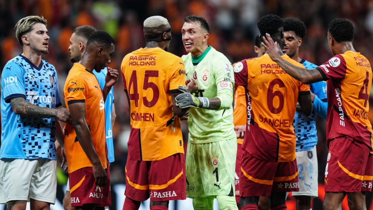 İlk yarı bitti, Victor Osimhen çılgına döndü! Başakşehirli oyuncuyu koridora çağırdı İlk yarı bitti, Victor Osimhen çılgına döndü! Başakşehirli oyuncuyu koridora çağırdı