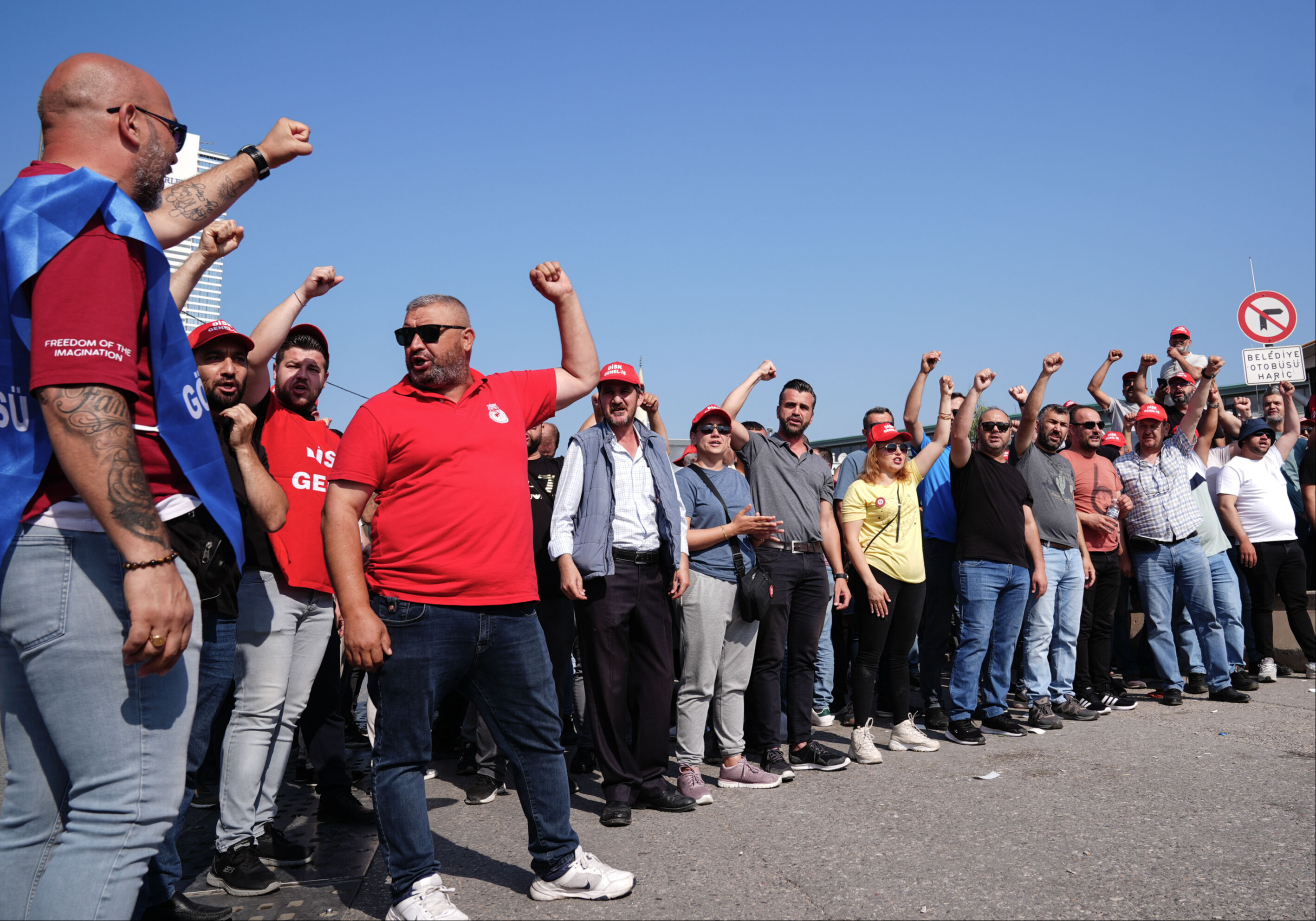İzmir'de hayat durdu! Herkes gelecek habere kilitlendi: İşe gitmek zulüm, çöp atmak işkence... İzmir'de hayat durdu! Herkes gelecek habere kilitlendi: İşe gitmek zulüm, çöp atmak işkence... - 1. Resim