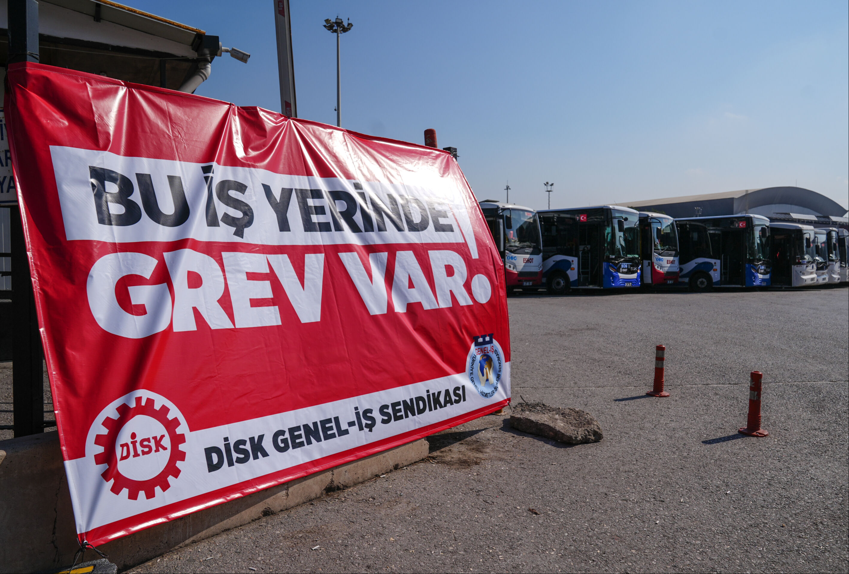 İzmir'de hayat durdu! Herkes gelecek habere kilitlendi: İşe gitmek zulüm, çöp atmak işkence... İzmir'de hayat durdu! Herkes gelecek habere kilitlendi: İşe gitmek zulüm, çöp atmak işkence... - 2. Resim
