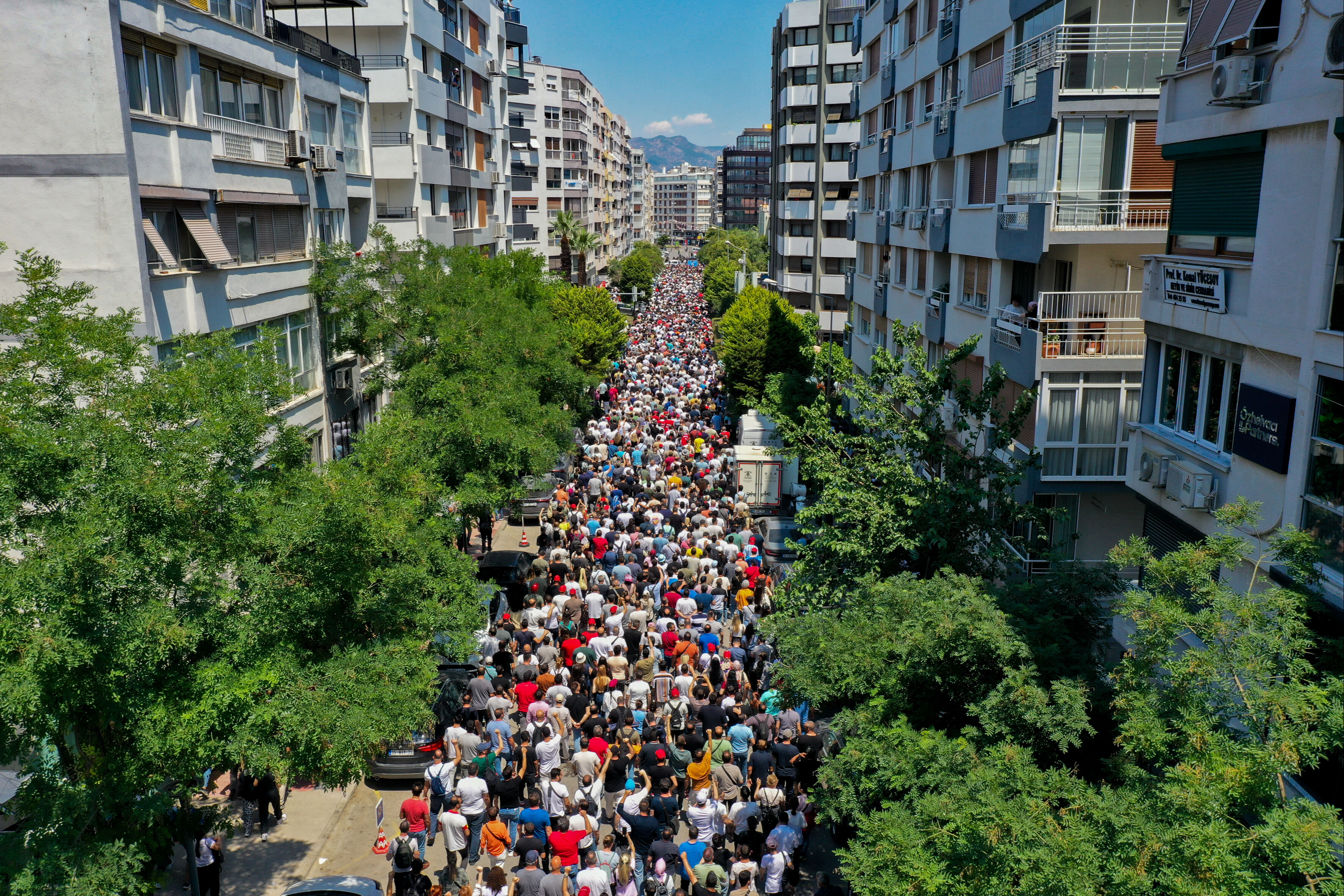 İzmir'de hayat durdu! Herkes gelecek habere kilitlendi: İşe gitmek zulüm, çöp atmak işkence... İzmir'de hayat durdu! Herkes gelecek habere kilitlendi: İşe gitmek zulüm, çöp atmak işkence... - 6. Resim