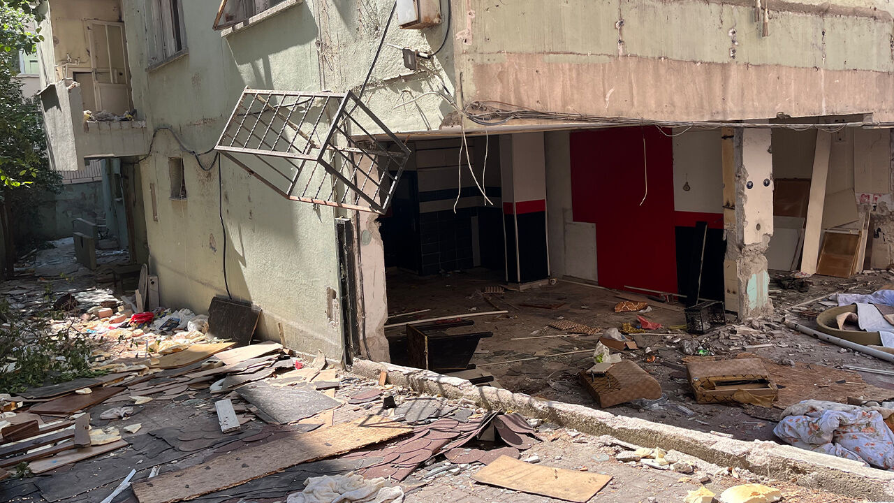 İzmir'de korkunç olay! Binadan 3 kişiye ait kafatası ve kemik parçaları çıktı İzmir'de korkunç olay! Binadan 3 kişiye ait kafatası ve kemik parçaları çıktı - 2. Resim