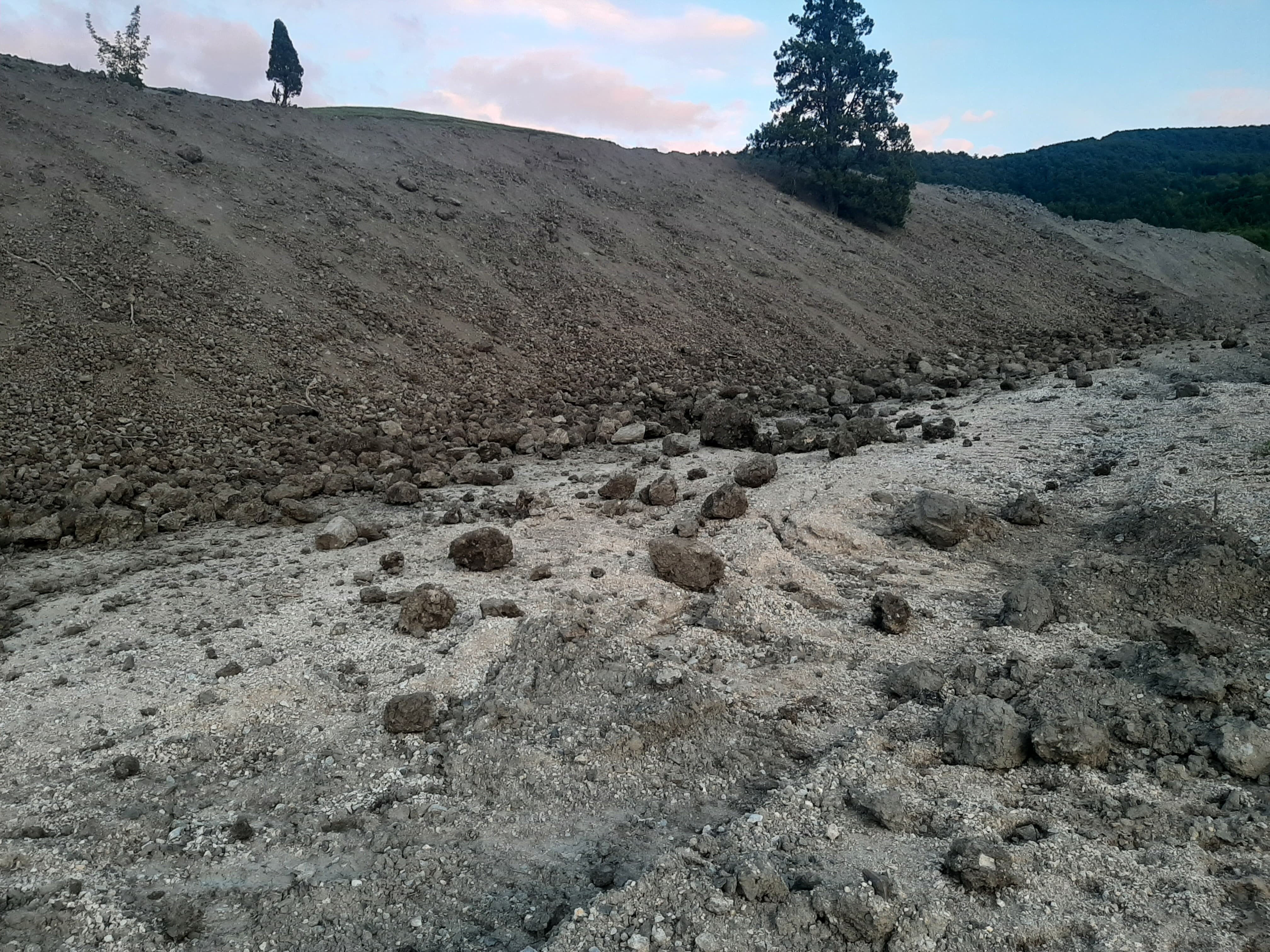 Karabük'te heyelan faciası! Yollar ulaşıma kapandı - 2. Resim
