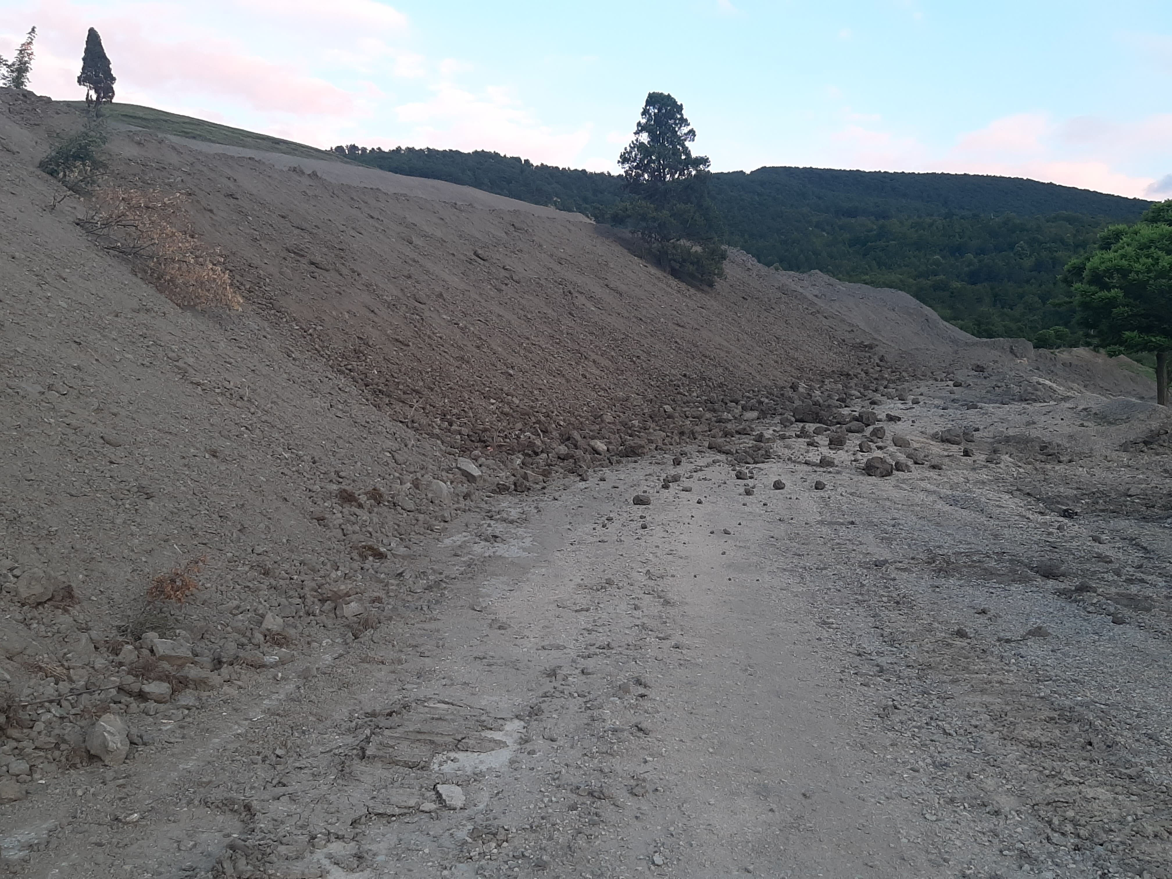 Karabük'te heyelan faciası! Yollar ulaşıma kapandı - 1. Resim