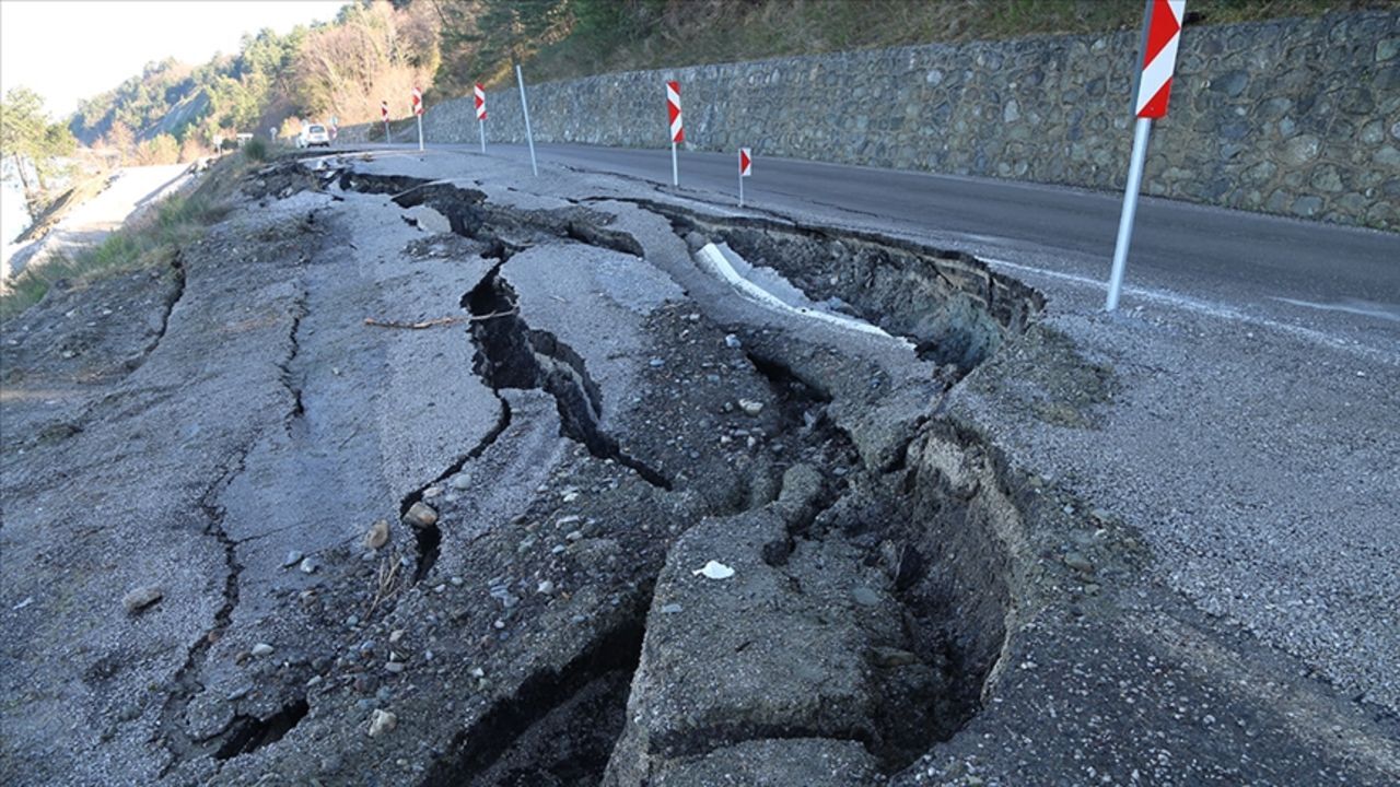 Kastamonu'da heyelan! Cide-İnebolu ulaşıma kapandı Kastamonu'da heyelan! Cide-İnebolu ulaşıma kapandı