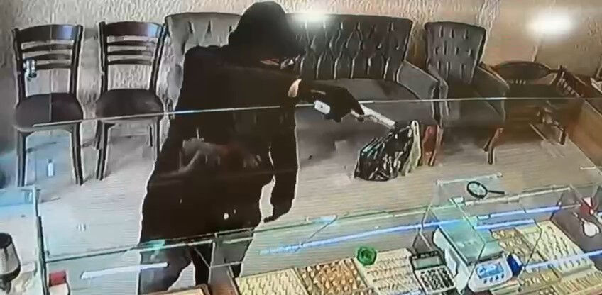 Kuyumcu soyacaktı, personelin bir hamlesiyle kaçacak delik aradı! O anlar kamerada Kuyumcu soyacaktı, personelin bir hamlesiyle kaçacak delik aradı! O anlar kamerada - 2. Resim