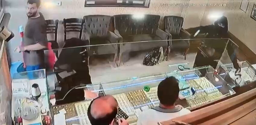 Kuyumcu soyacaktı, personelin bir hamlesiyle kaçacak delik aradı! O anlar kamerada Kuyumcu soyacaktı, personelin bir hamlesiyle kaçacak delik aradı! O anlar kamerada - 1. Resim
