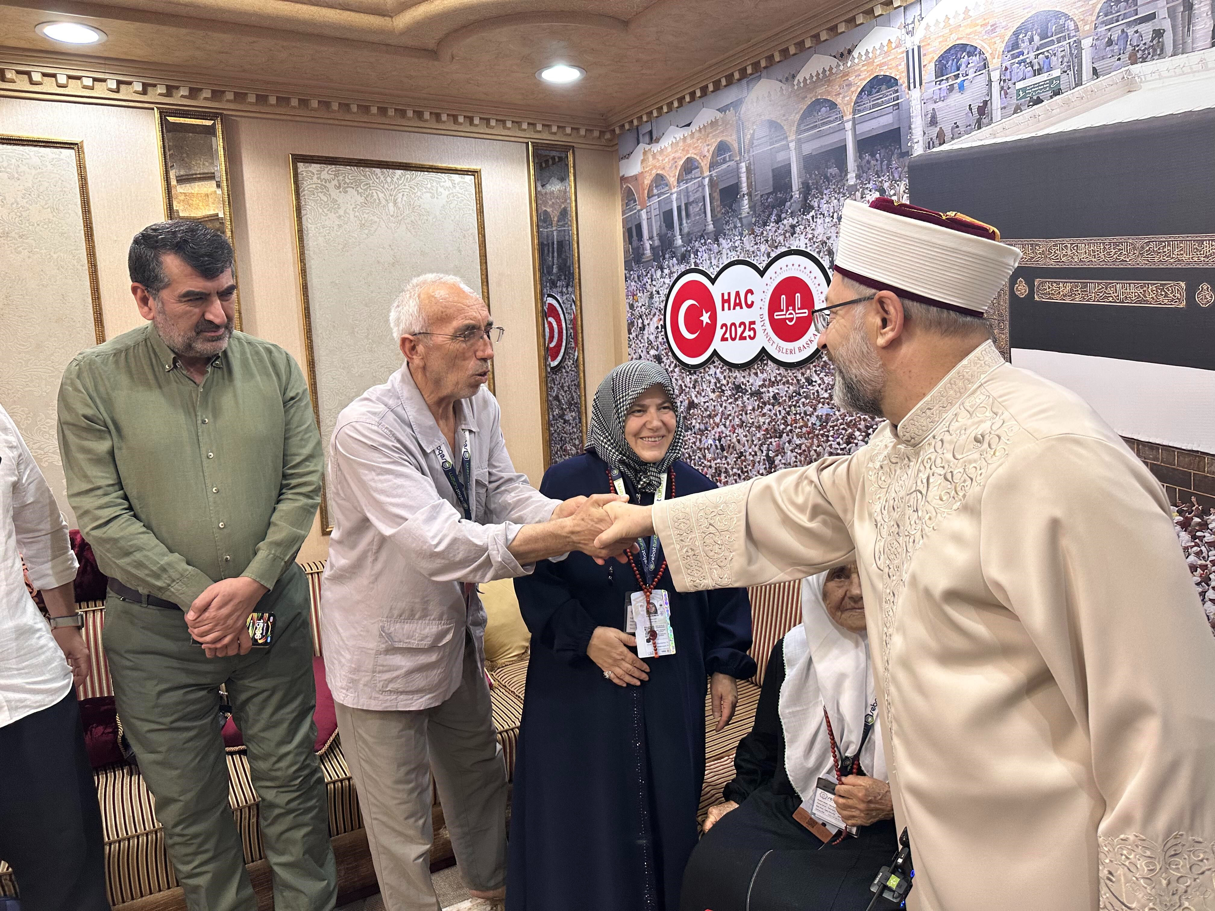 Mekke’de anlamlı buluşma! En genç ve en yaşlı Türk hacı adayları bir araya geldi Mekke’de anlamlı buluşma! En genç ve en yaşlı Türk hacı adayları bir araya geldi - 1. Resim