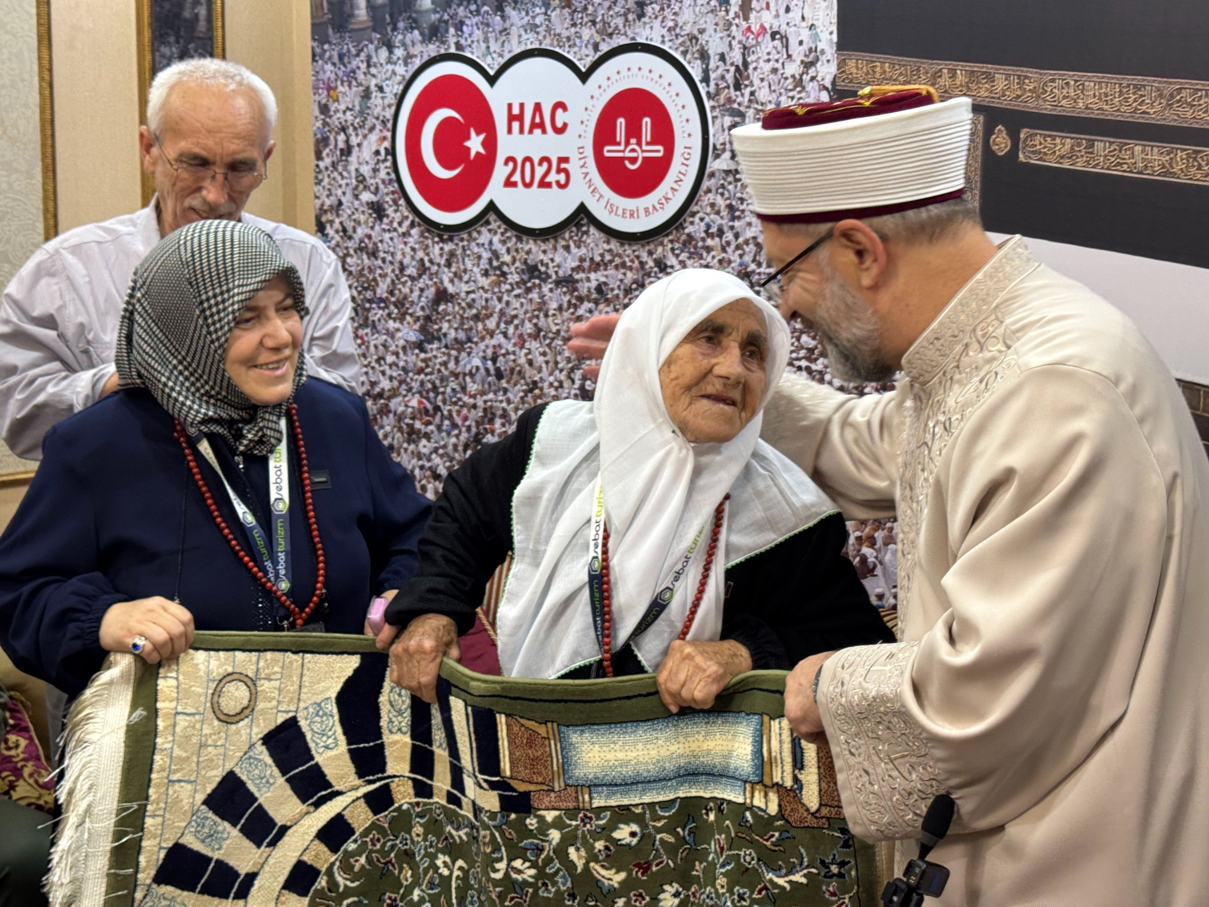 Mekke’de anlamlı buluşma! En genç ve en yaşlı Türk hacı adayları bir araya geldi Mekke’de anlamlı buluşma! En genç ve en yaşlı Türk hacı adayları bir araya geldi - 3. Resim