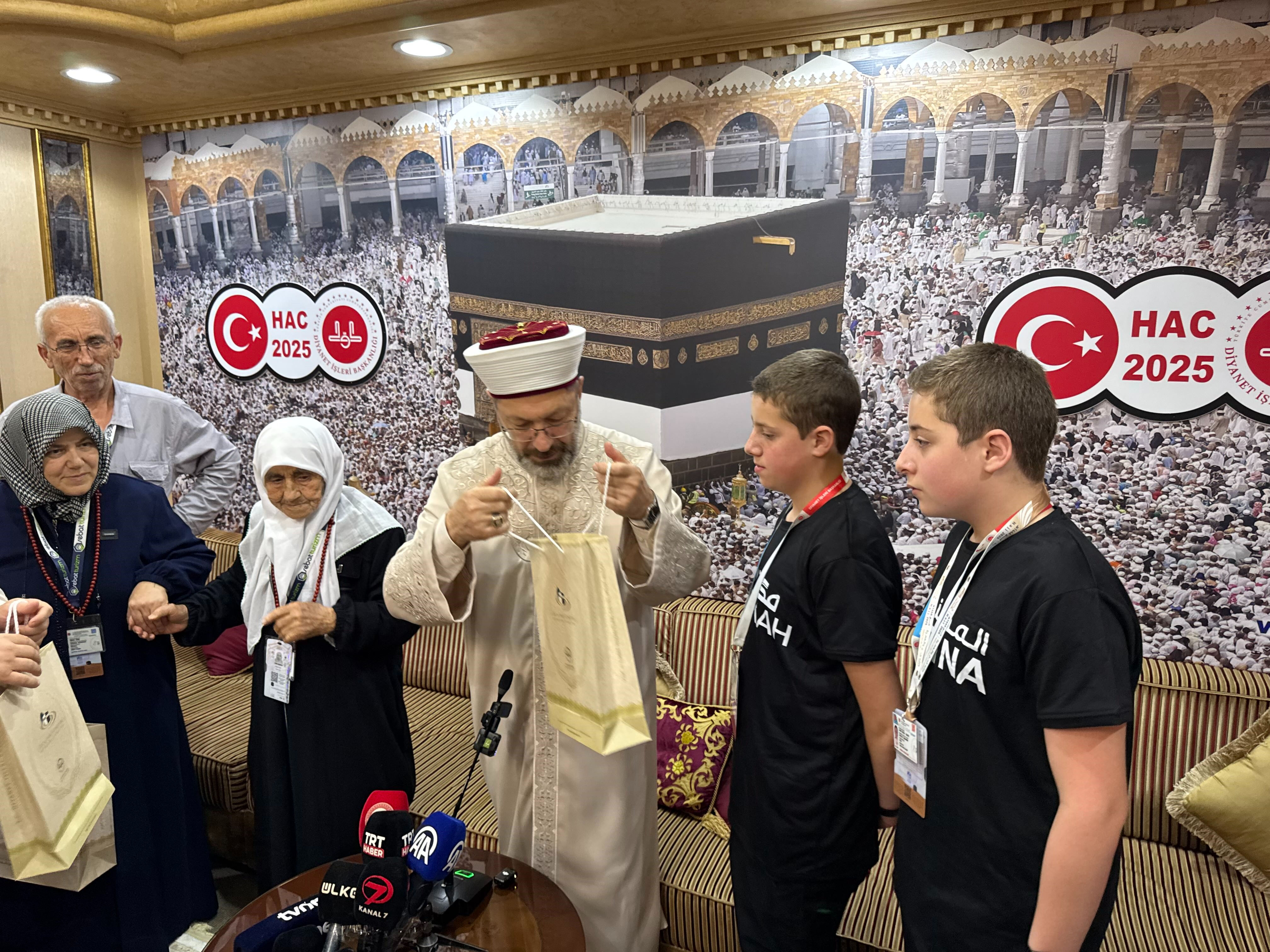 Mekke’de anlamlı buluşma! En genç ve en yaşlı Türk hacı adayları bir araya geldi Mekke’de anlamlı buluşma! En genç ve en yaşlı Türk hacı adayları bir araya geldi - 4. Resim