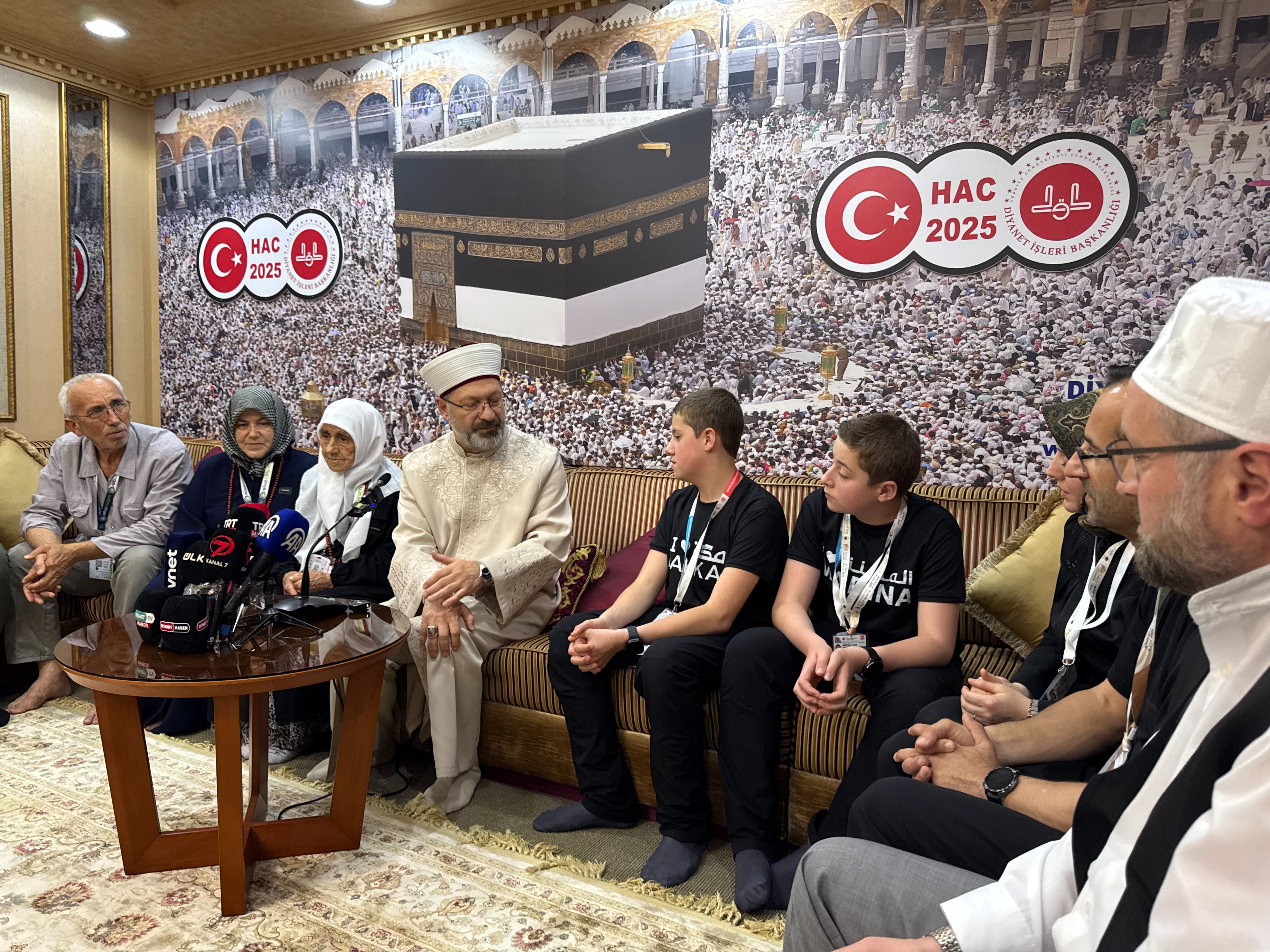 Mekke’de anlamlı buluşma! En genç ve en yaşlı Türk hacı adayları bir araya geldi Mekke’de anlamlı buluşma! En genç ve en yaşlı Türk hacı adayları bir araya geldi - 2. Resim