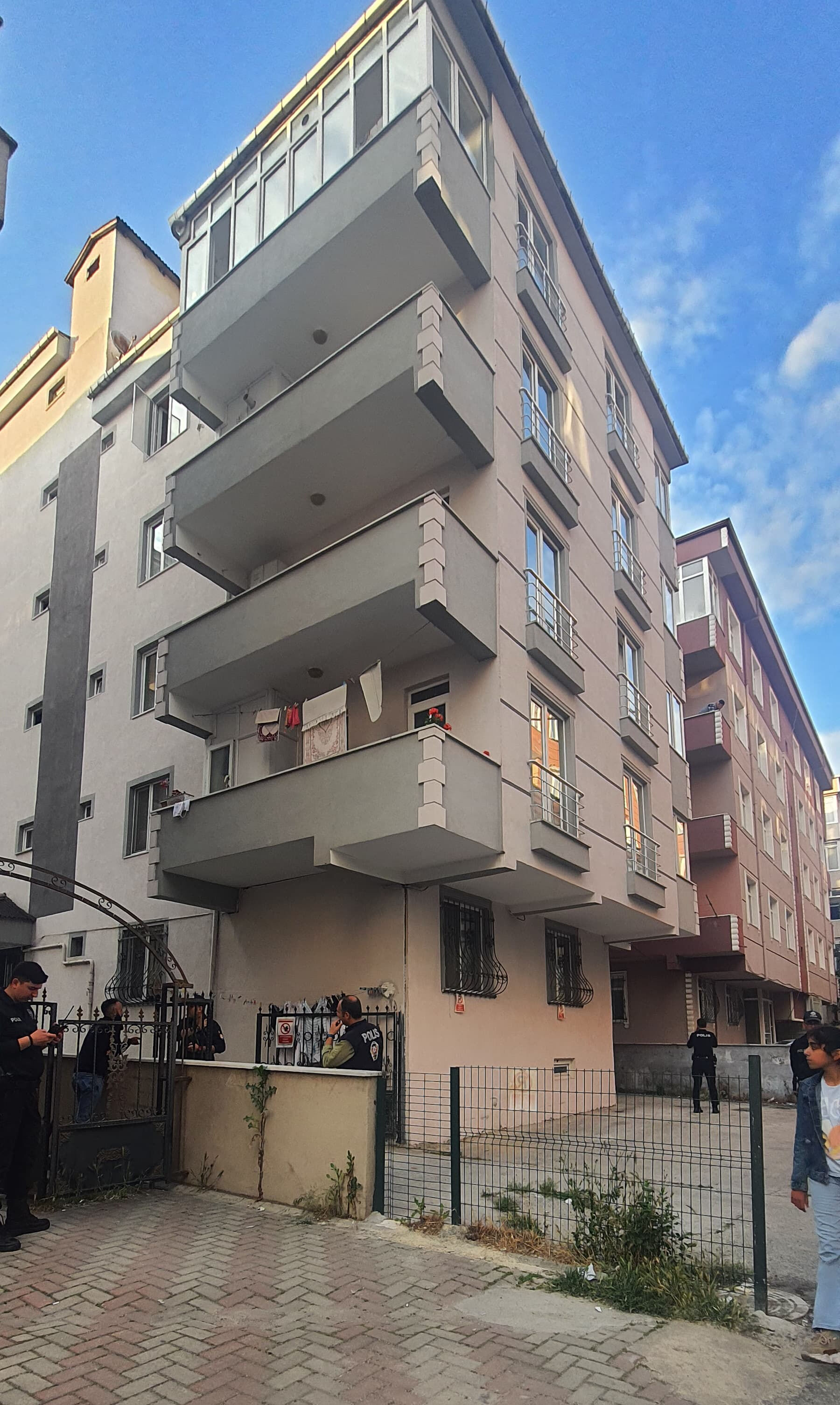 Tekirdağ'da acı olay: Apartmandan düşen çocuk hayatını kaybetti Tekirdağ'da acı olay: Apartmandan düşen çocuk hayatını kaybetti - 1. Resim