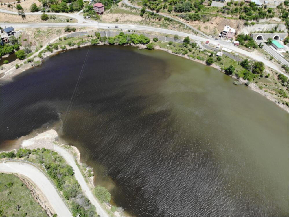 Torul Baraj G&ouml;l&uuml;'nde alg patlaması! Rengi siyaha d&ouml;nd&uuml; - 1. Resim