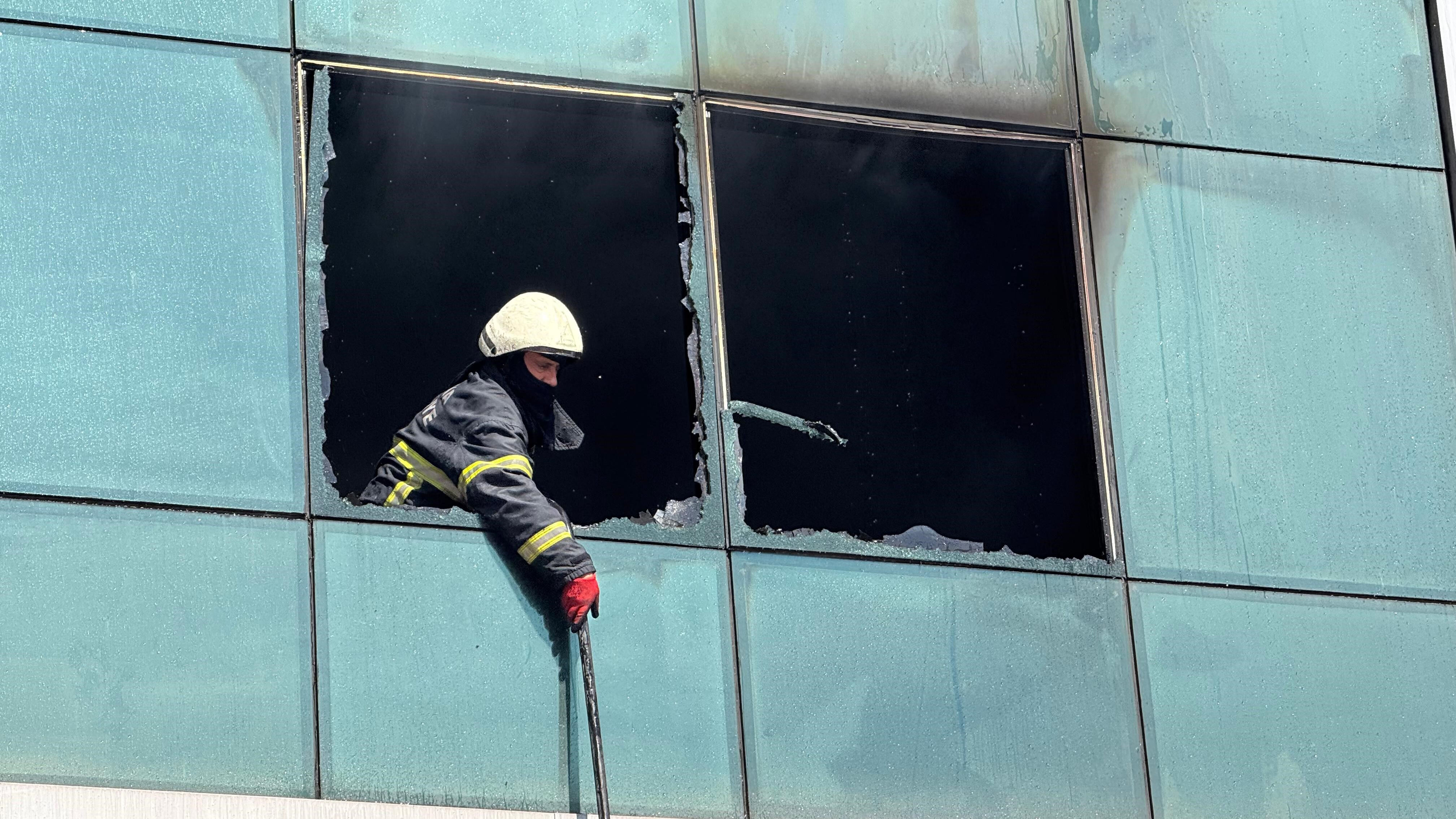 Adana'da iş merkezinde can pazarı: İşçiler camdan atladı! Korkunç anlar kamerada - 1. Resim