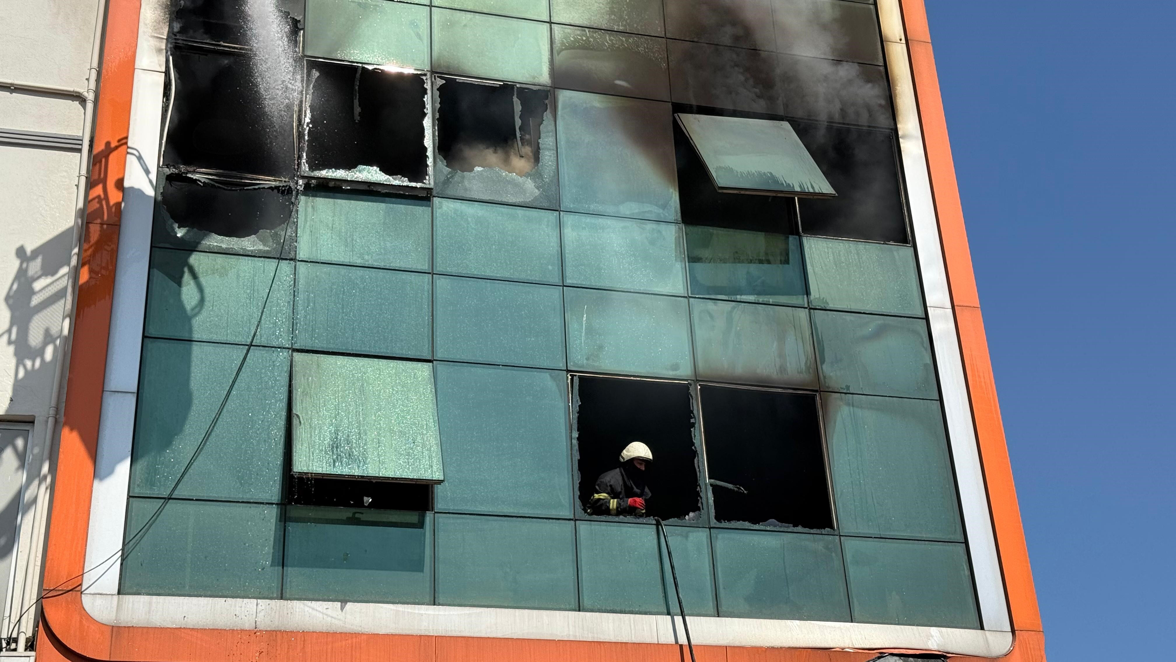 Adana'da iş merkezinde can pazarı: İşçiler camdan atladı! Korkunç anlar kamerada - 2. Resim