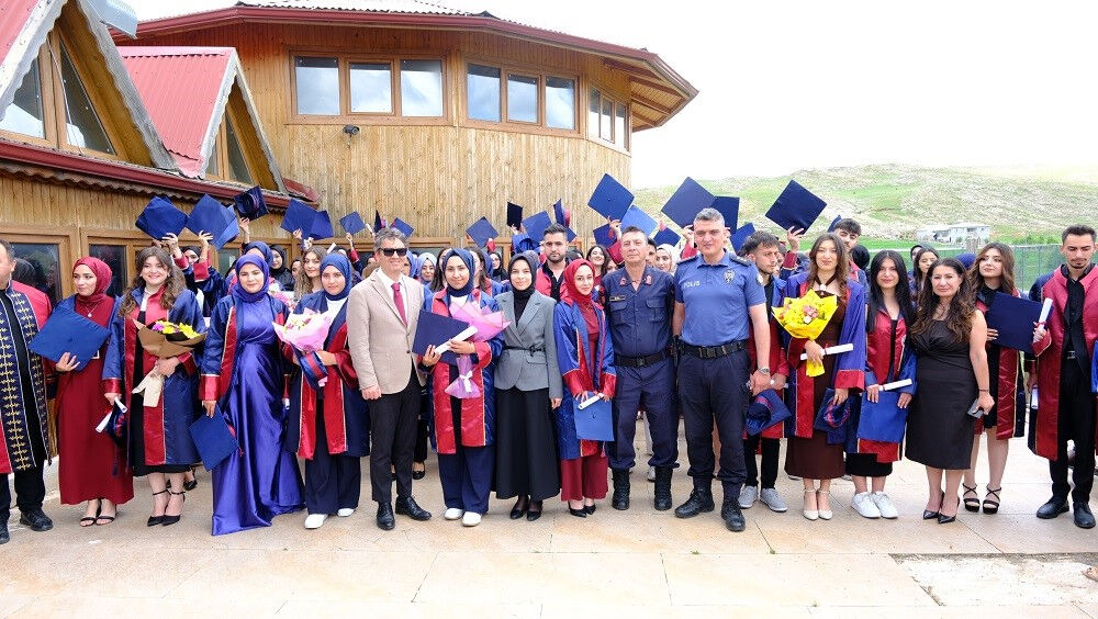 Azmin zaferi! Diplomasını kucağındaki torunuyla birlikte aldı - 1. Resim
