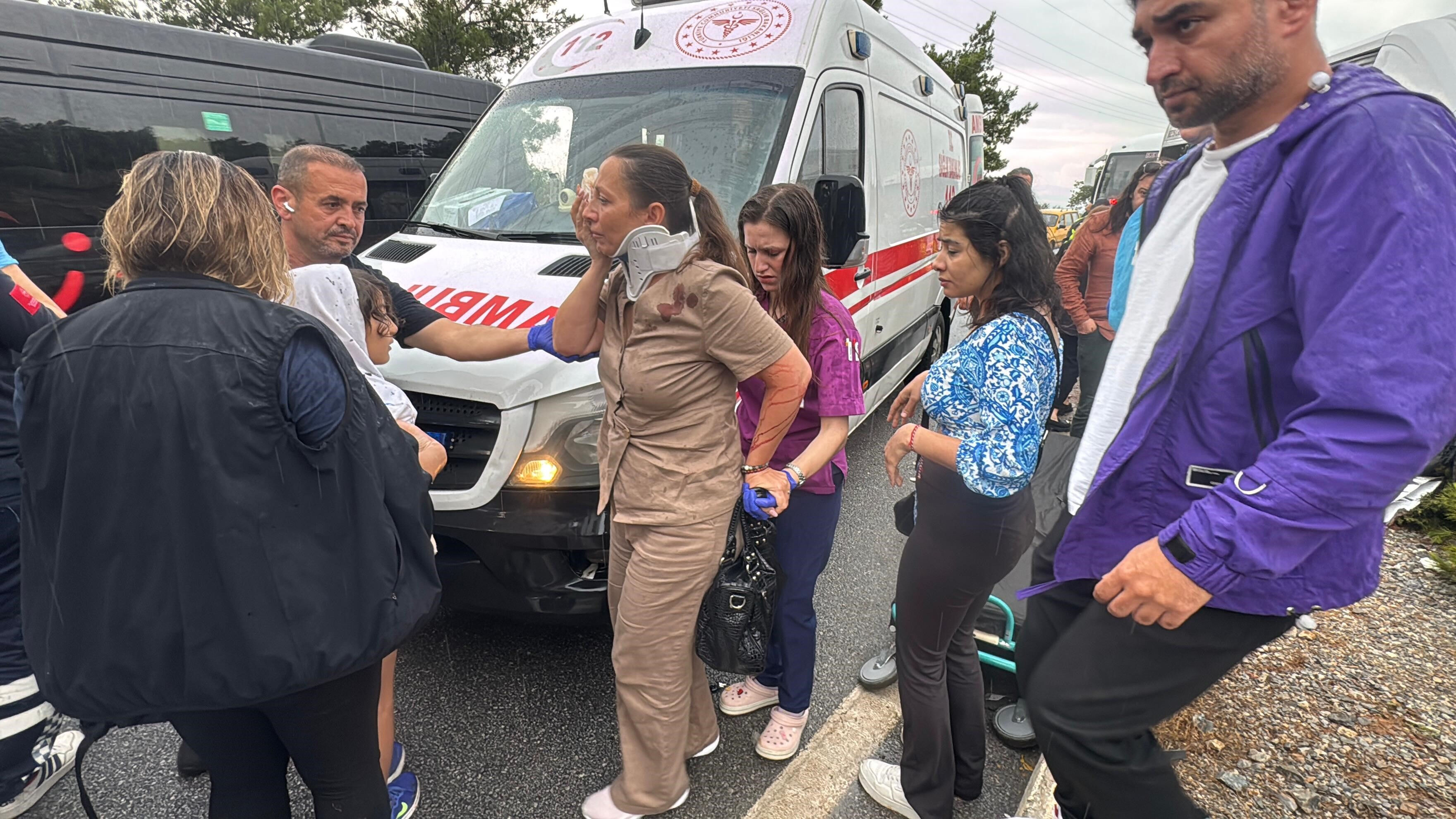 Bodrum'da otel personelini taşıyan minibüs kaza yaptı! En az 15 kişi yaralandı - 2. Resim