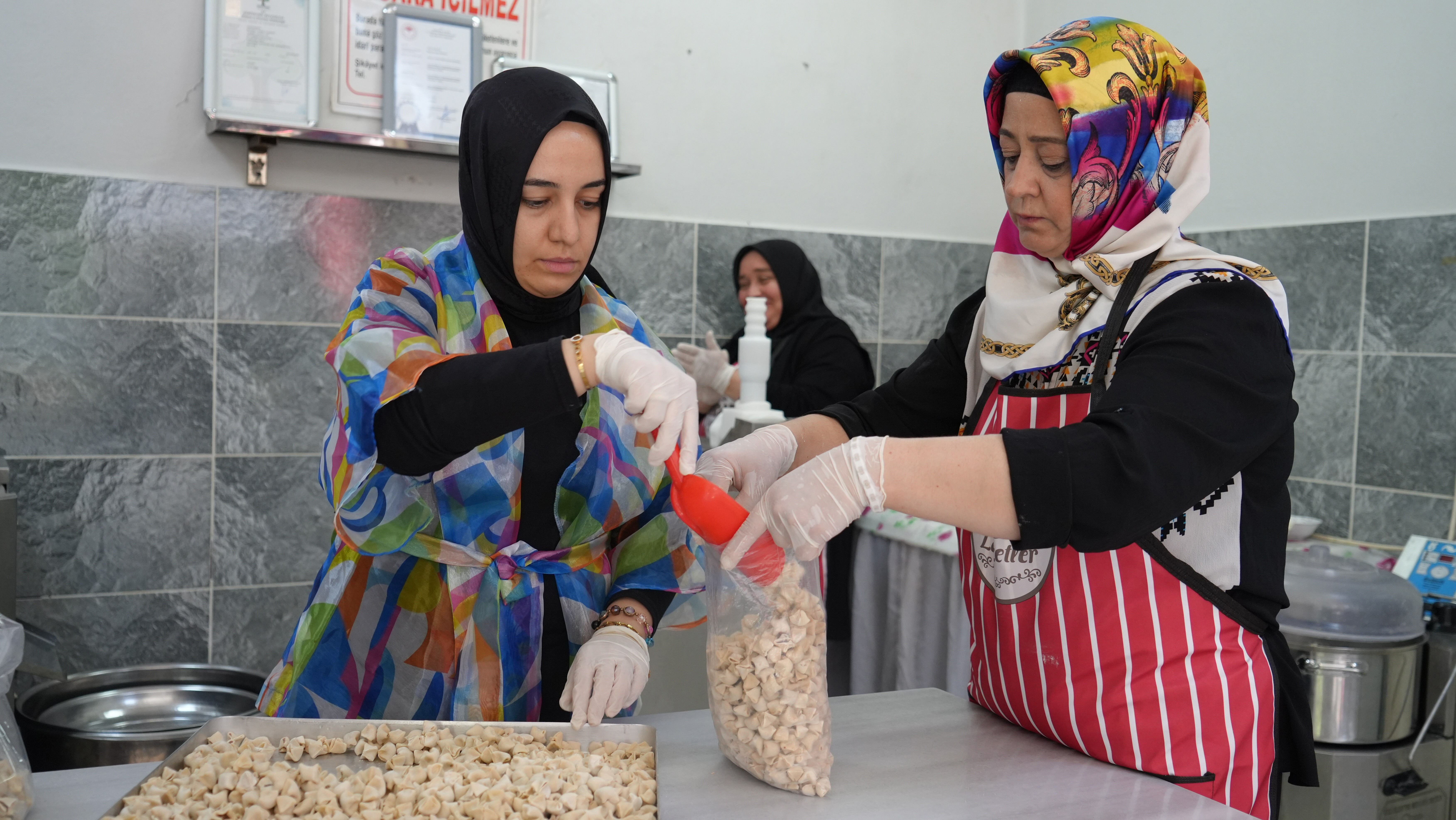 Gaziantepli ev hanımı Sema geliniyle başladığı işte patron oldu! 5 kadın onun gözünün içine bakıyor - 2. Resim
