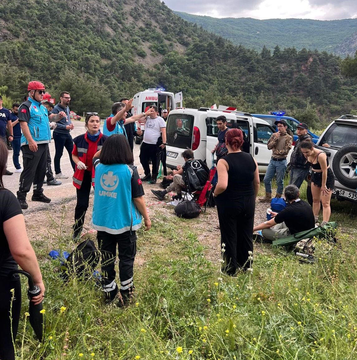 Gözetmenleri taşıyan midibüs şarampole uçtu: 28 yaralı - 1. Resim