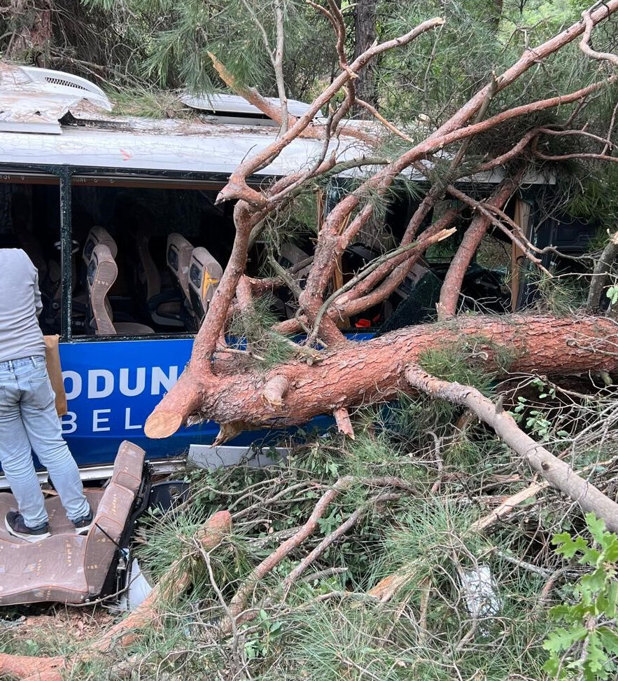 Gözetmenleri taşıyan midibüs şarampole uçtu: 28 yaralı - 2. Resim