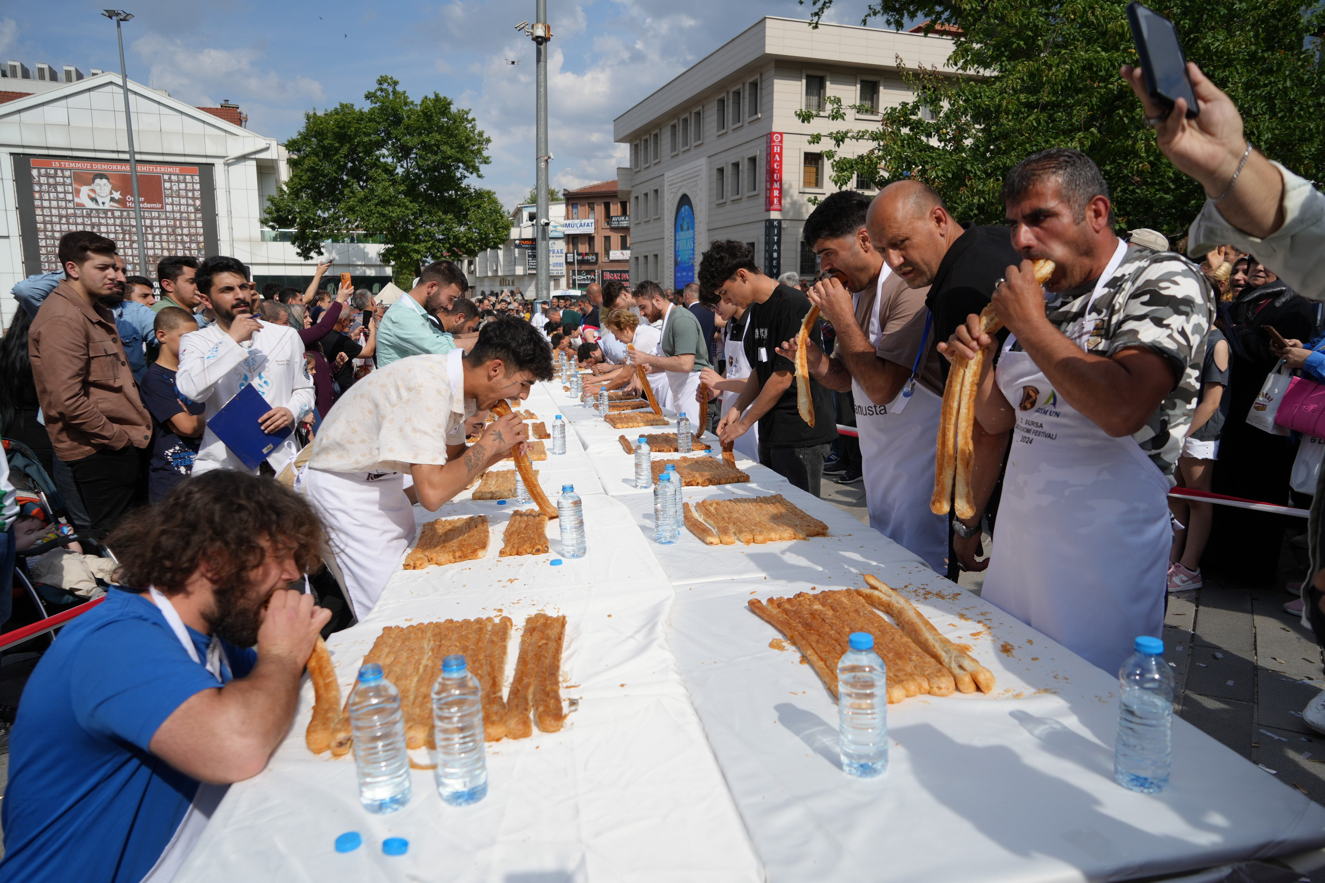 Günlerce aç kaldılar, yediklerinde bayılacaklardı...Her şey 10 gram altın içindi! VAR'a bile gidildi - 5. Resim