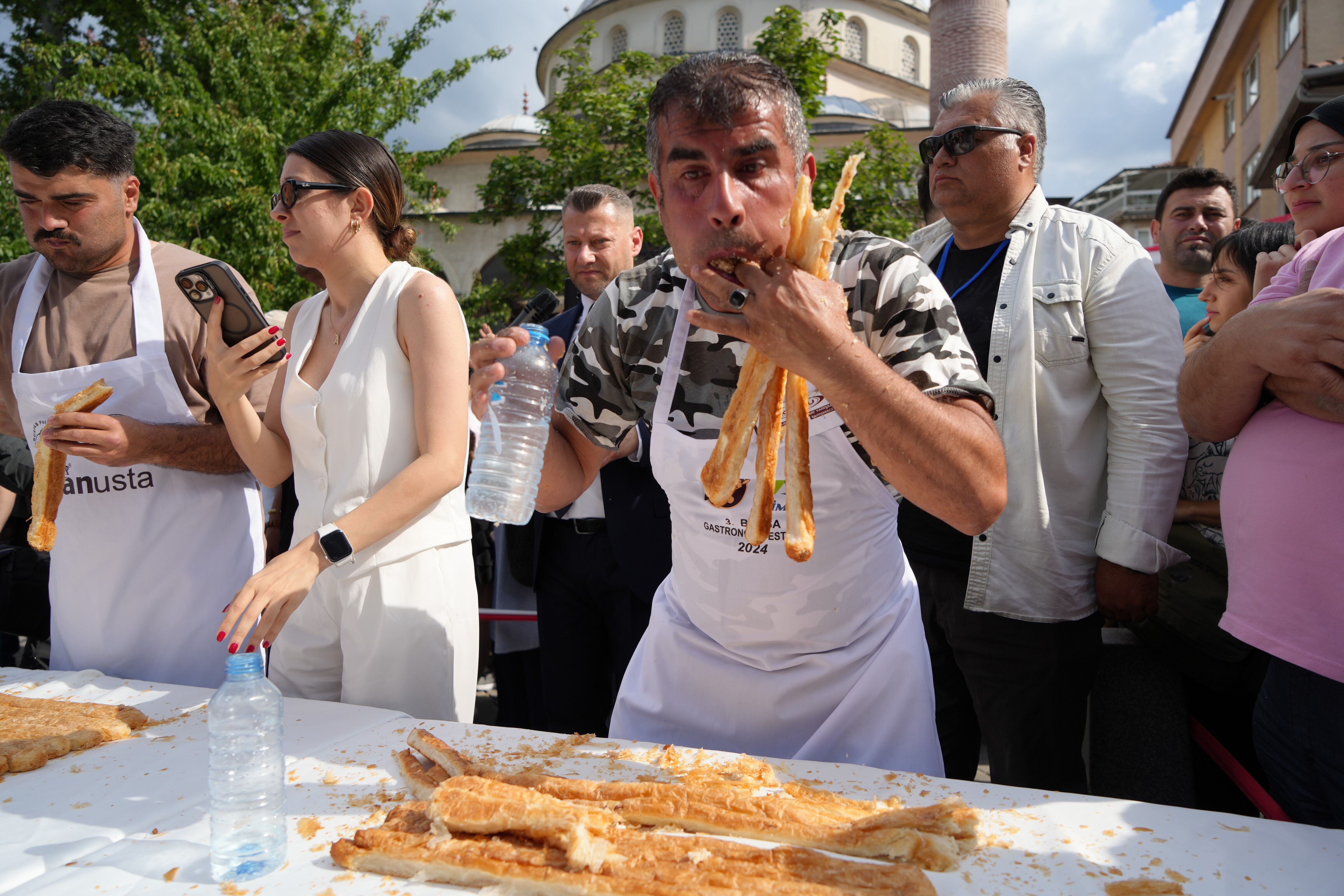 Günlerce aç kaldılar, yediklerinde bayılacaklardı...Her şey 10 gram altın içindi! VAR'a bile gidildi - 4. Resim