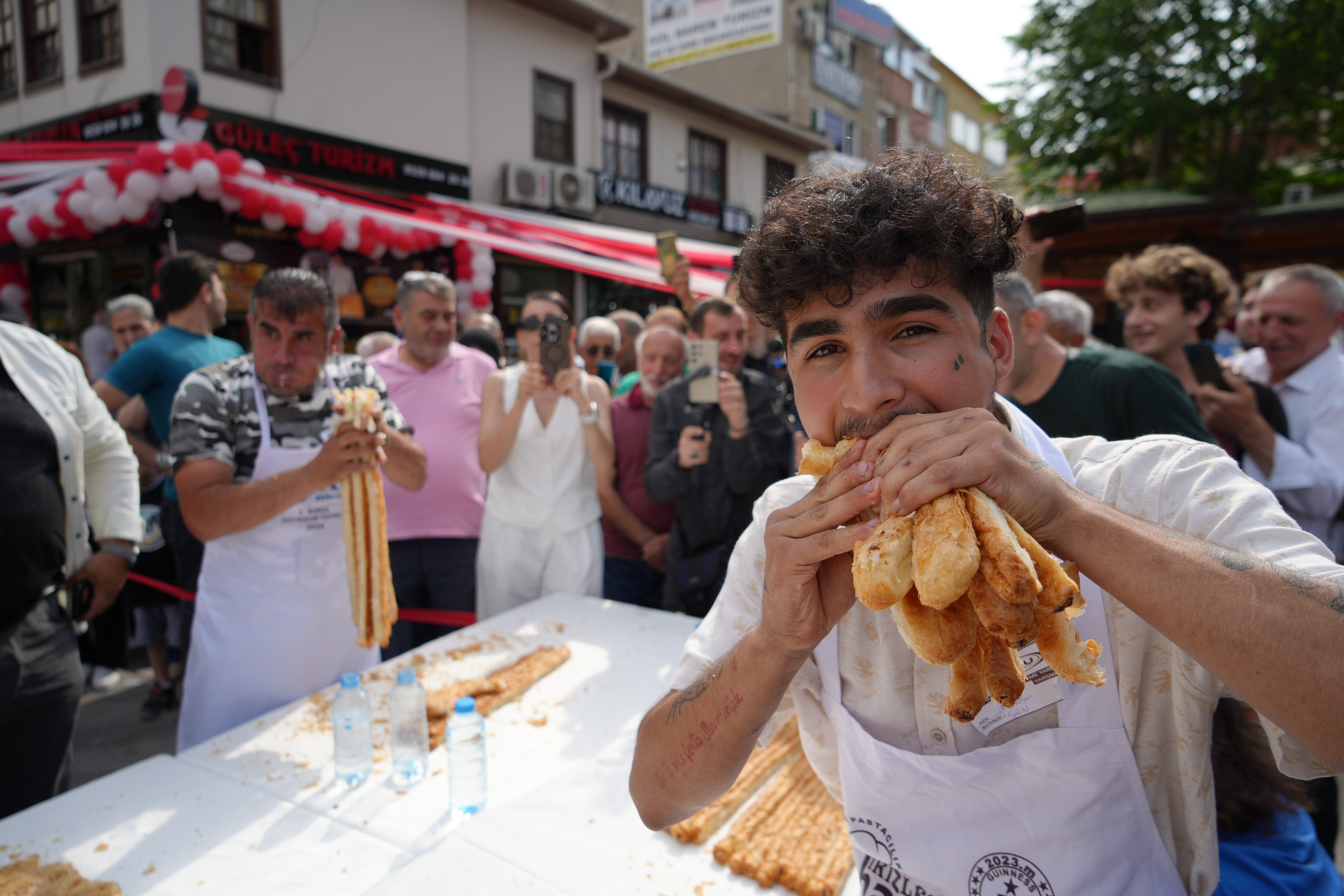 Günlerce aç kaldılar, yediklerinde bayılacaklardı...Her şey 10 gram altın içindi! VAR'a bile gidildi - 3. Resim