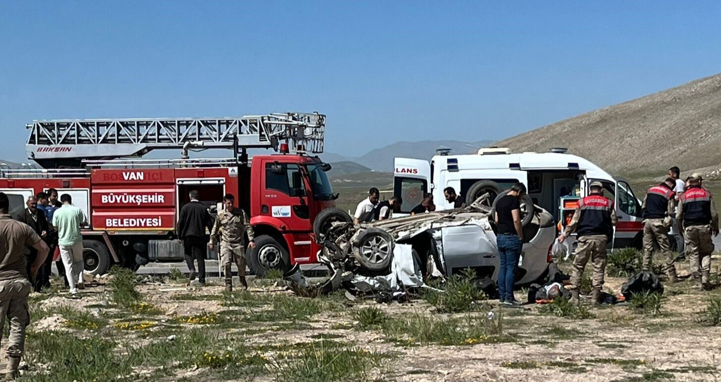 İki araç çarpıştı, ortalık kan gölüne döndü! 4 ölü, 2 yaralı var - 2. Resim