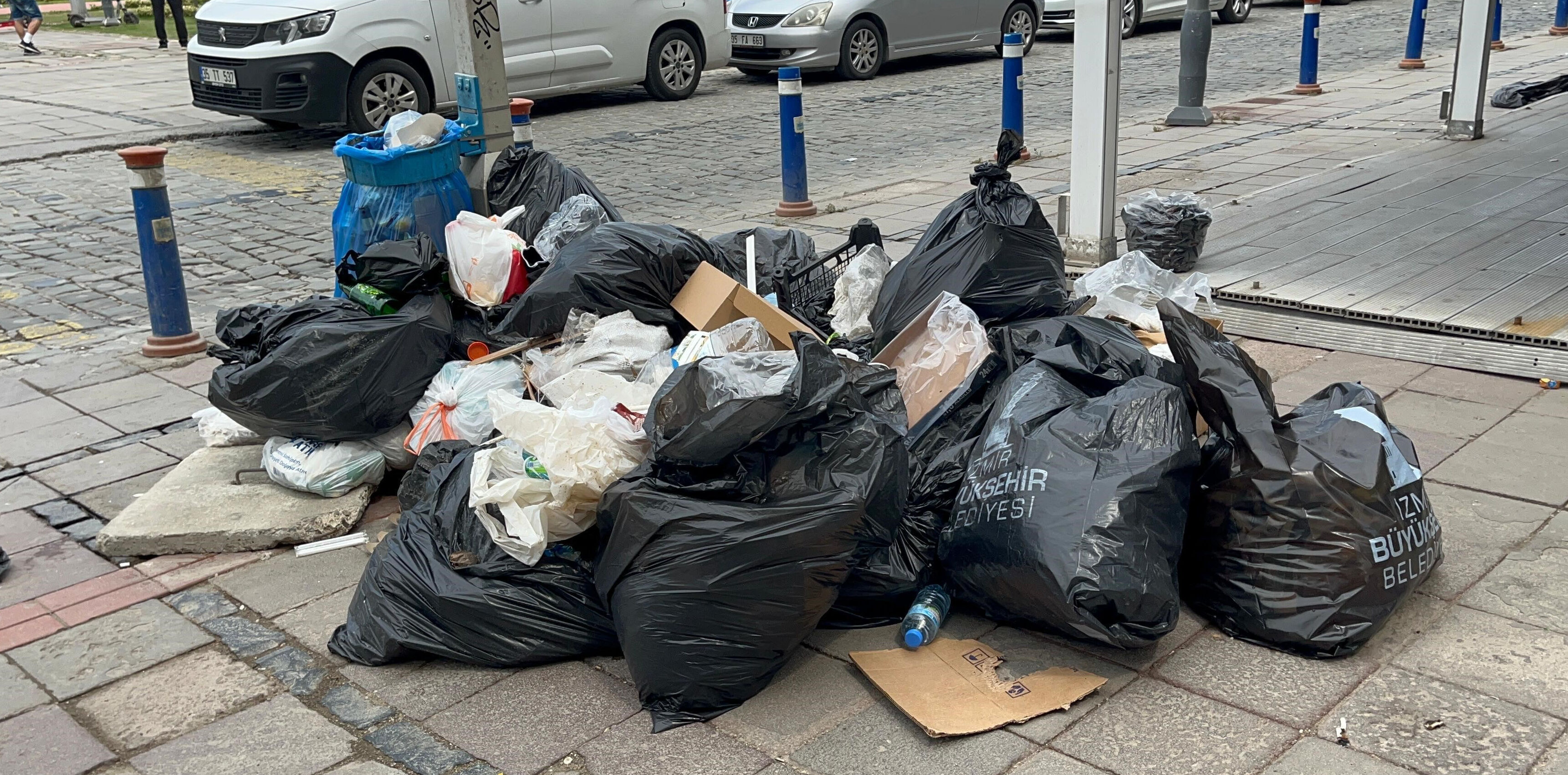 İşçilerin grev yaptığı İzmir'de çöp dağları oluştu! Kentteki manzara hiç iç açıcı değil İşçilerin grev yaptığı İzmir'de çöp dağları oluştu! Kentteki manzara hiç iç açıcı değil - 2. Resim