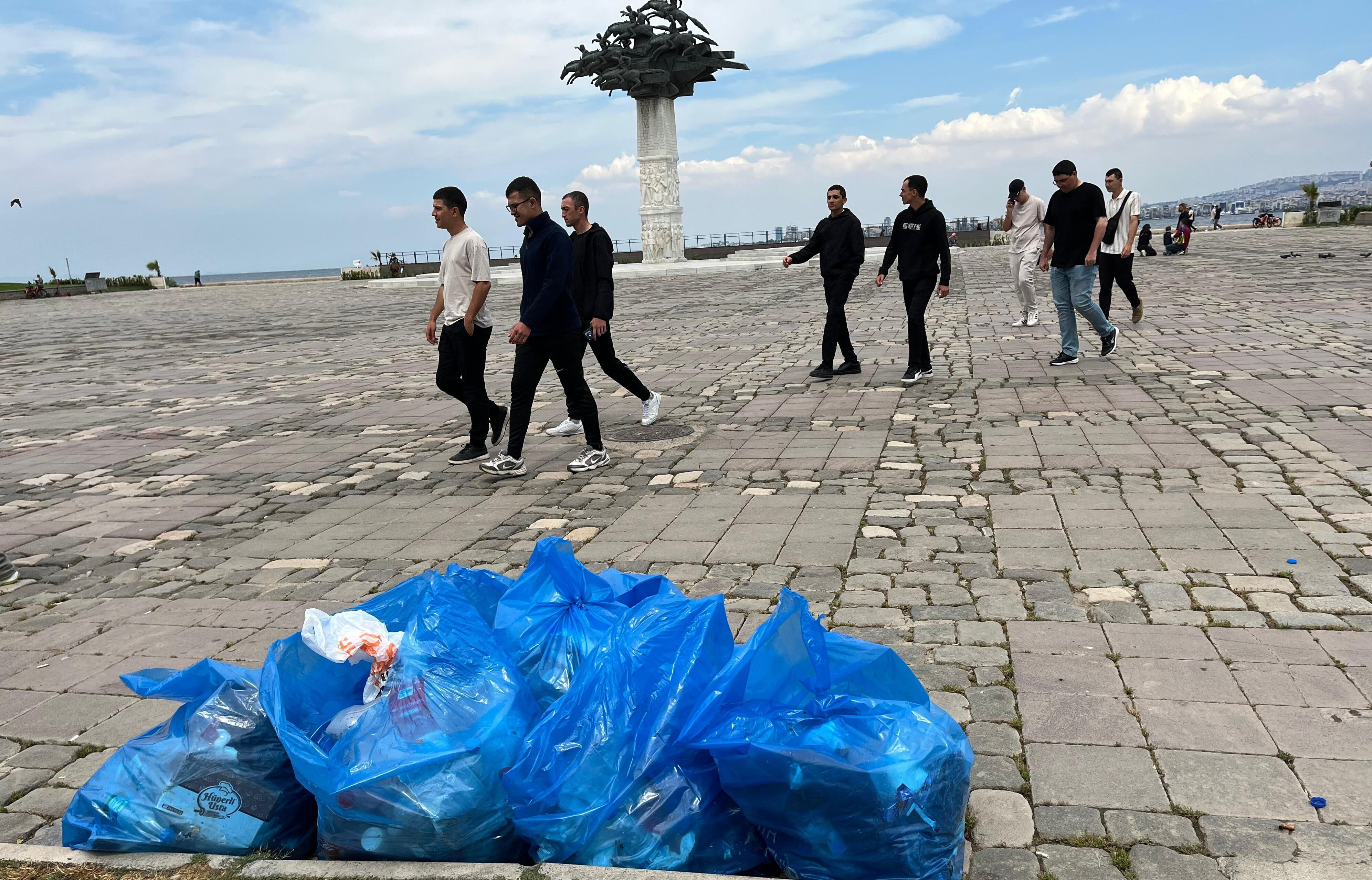 İşçilerin grev yaptığı İzmir'de çöp dağları oluştu! Kentteki manzara hiç iç açıcı değil İşçilerin grev yaptığı İzmir'de çöp dağları oluştu! Kentteki manzara hiç iç açıcı değil - 1. Resim