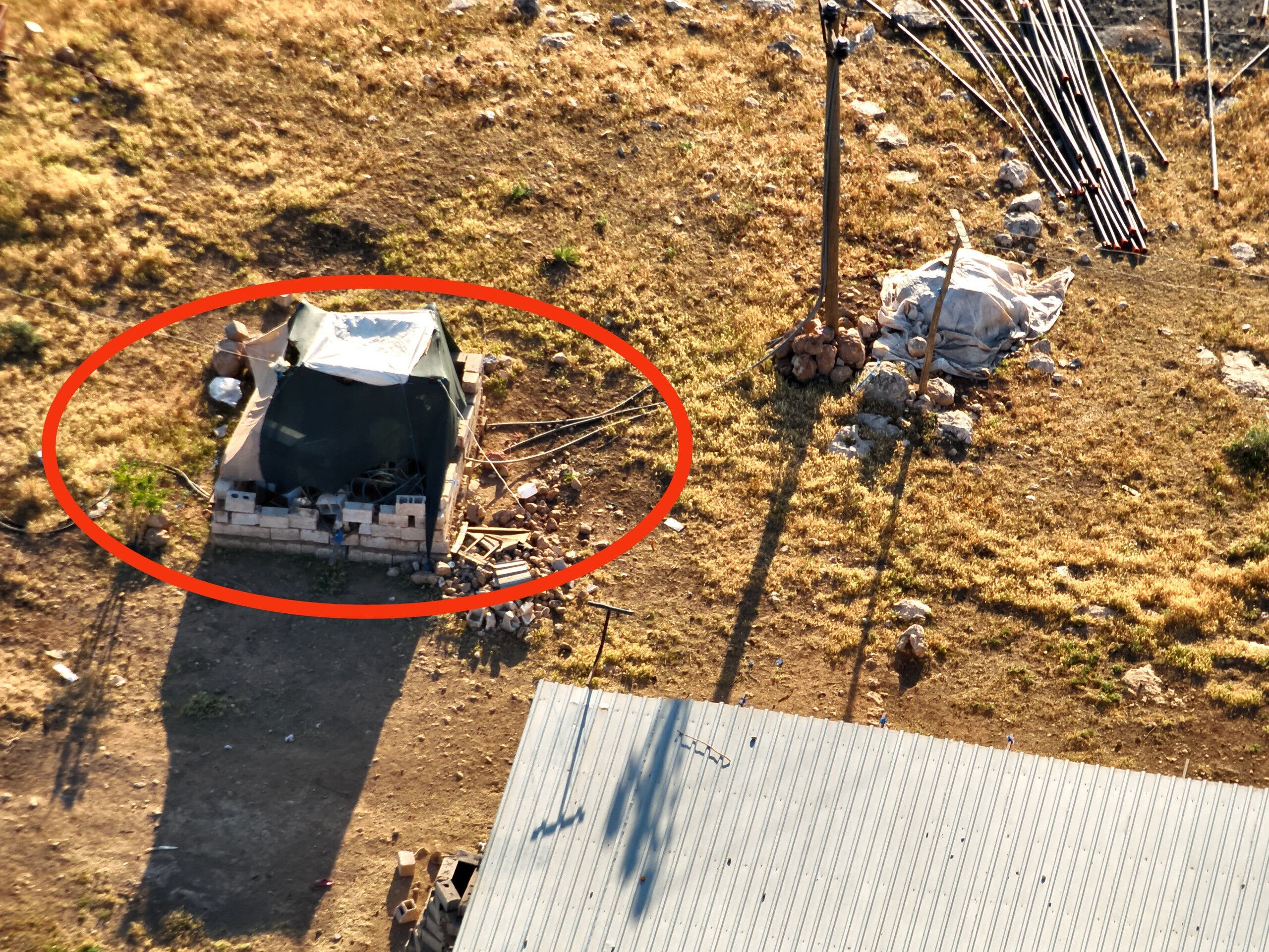 Kaçak trafo bağlantısı yapmaya çalışan şahıs akıma kapılıp can verdi - 1. Resim