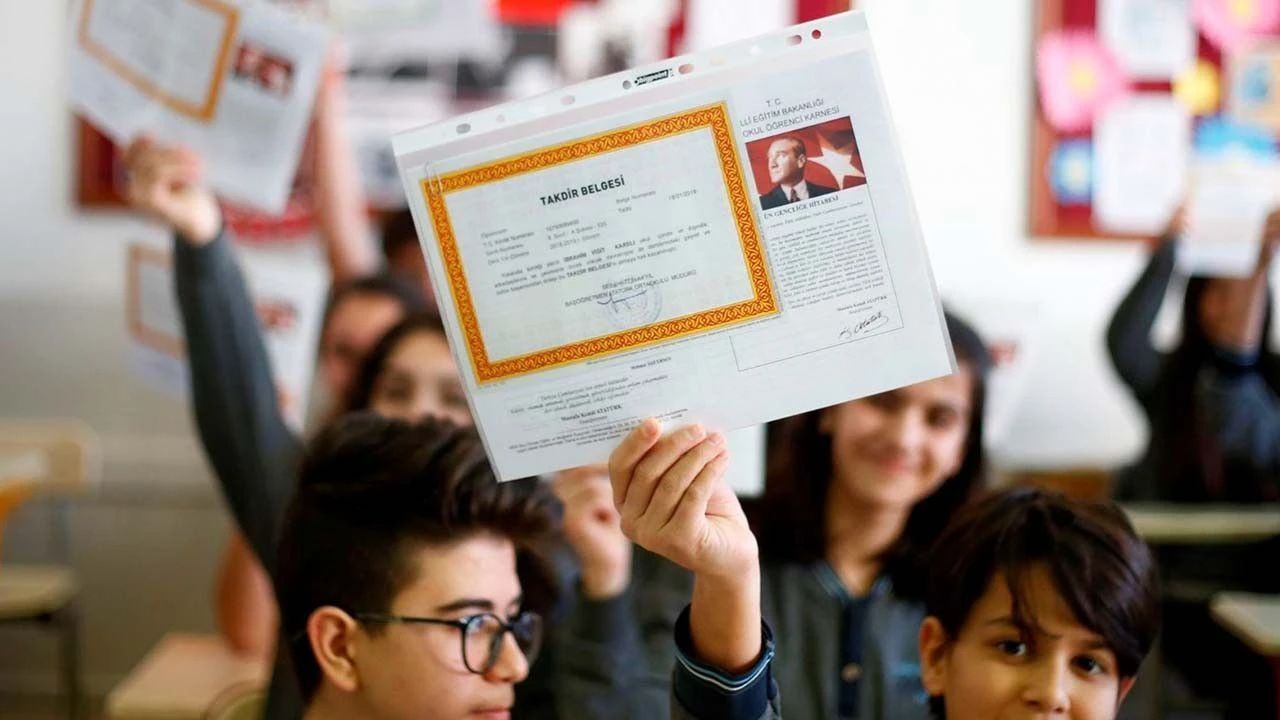 Karne günü ne zaman, saat kaçta karneler dağıtılacak? 2025 yaz tatili ve karne tarihi heyecanla bekleniyor! Karne günü ne zaman, saat kaçta karneler dağıtılacak? 2025 yaz tatili ve karne tarihi heyecanla bekleniyor!