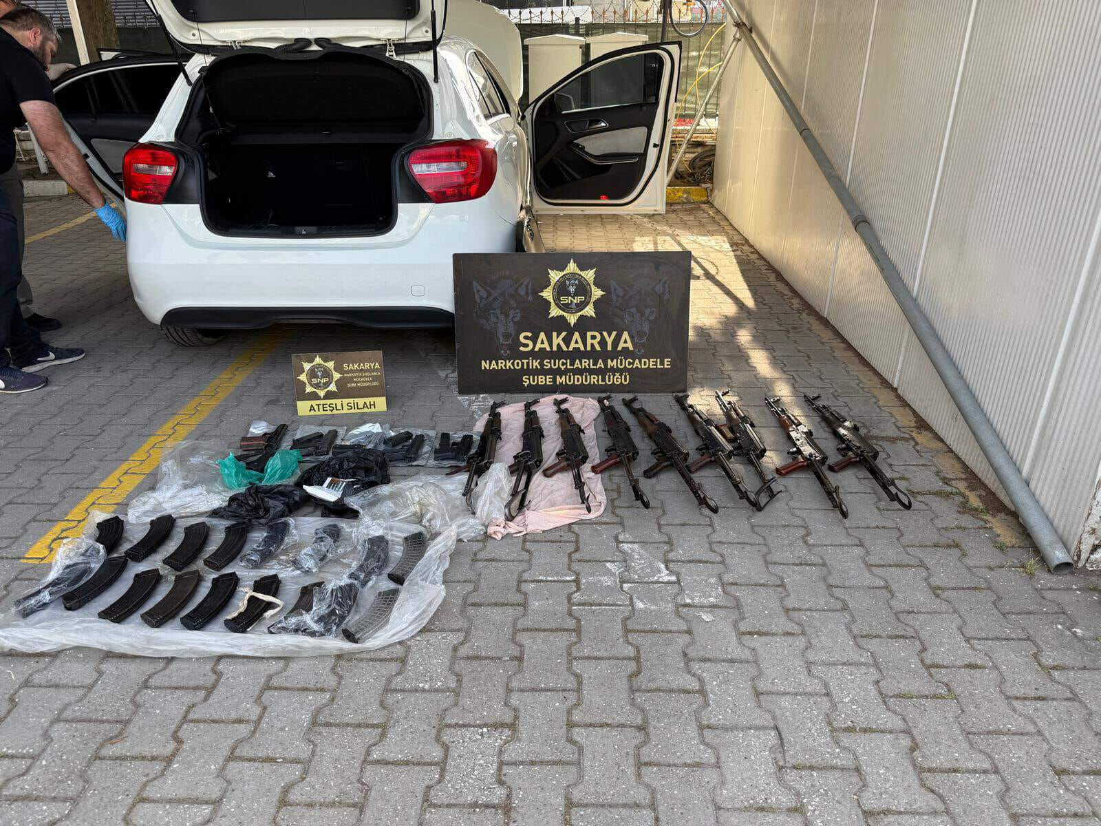 Polisin aracından kalaşnikoflar çıkmıştı! Olayla ilgili 3 kişi tutuklandı - 1. Resim