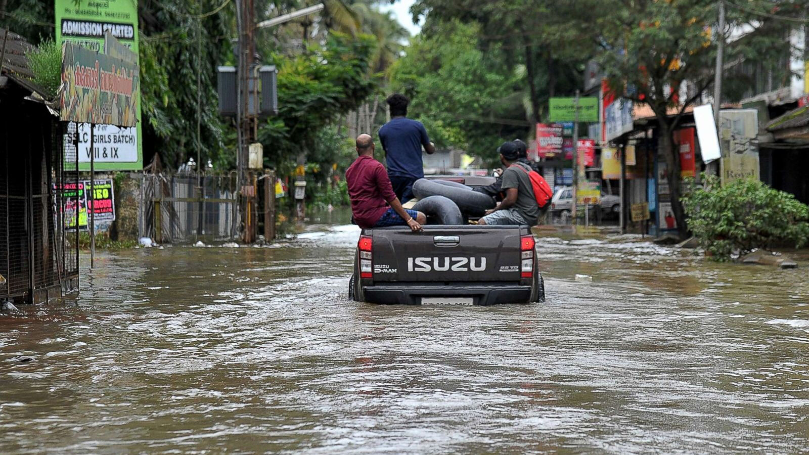 Savaşın gerginliğinin ortasında bir felaket daha vurdu! Sel kabus gibi &ccedil;&ouml;kt&uuml;: 22 kişi hayatını kaybetti - 2. Resim