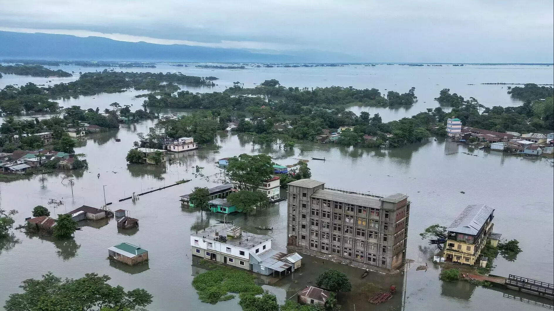 Savaşın gerginliğinin ortasında bir felaket daha vurdu! Sel kabus gibi &ccedil;&ouml;kt&uuml;: 22 kişi hayatını kaybetti - 1. Resim
