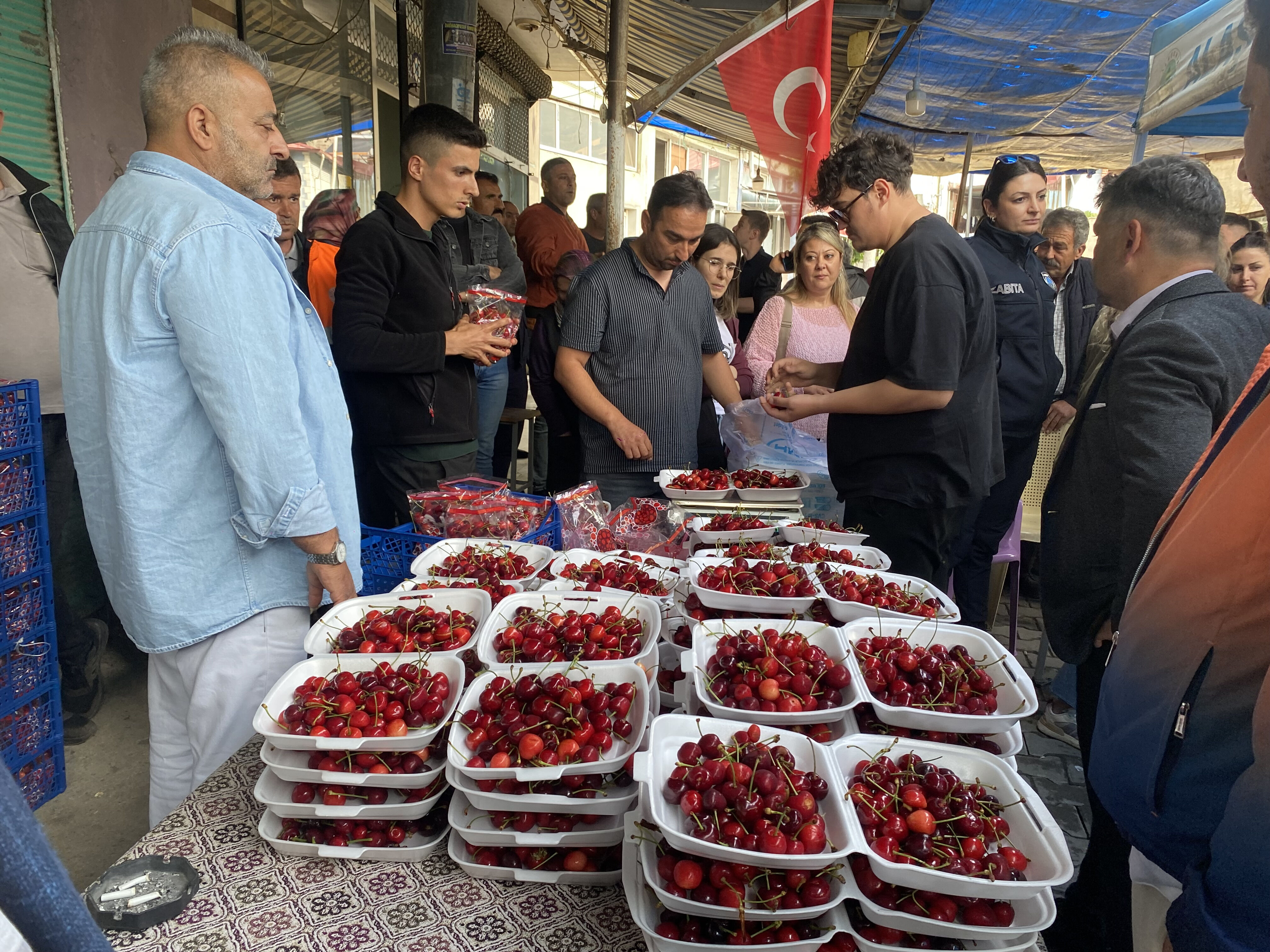 10 dakikada 2 kilo 592 gram kiraz yedi! Yarım altını kaptı - 1. Resim
