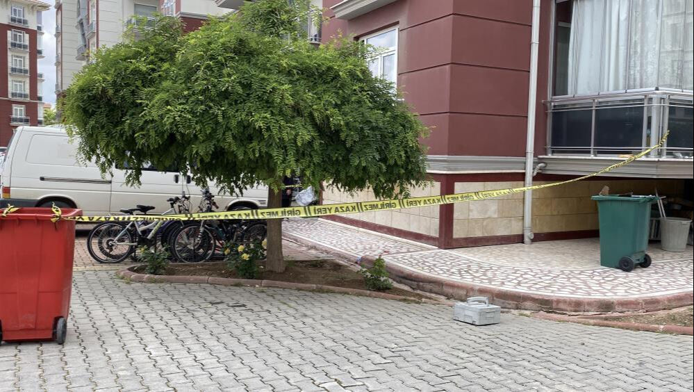 2 yaşındaki &ccedil;ocuk y&uuml;rekleri yaktı! Apartmanın 5'inci katından d&uuml;ş&uuml;p &ouml;ld&uuml; - 1. Resim