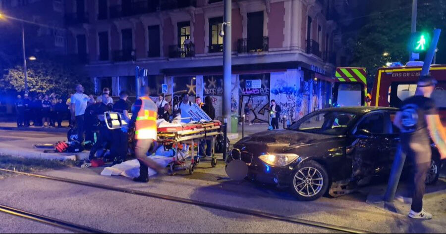 Avrupa'nın göbeği savaş alanına döndü! Araç kalabalığın arasına daldı, yaralılar var - 2. Resim