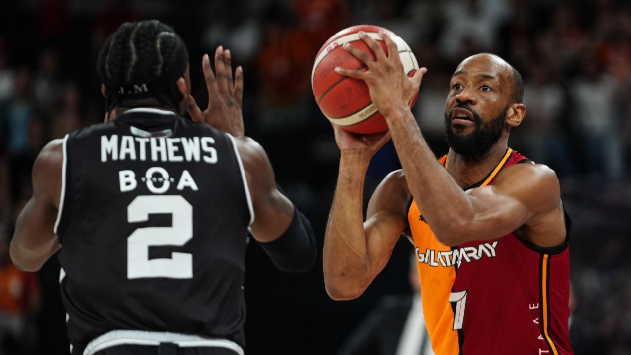 Beşiktaş derbide Galatasaray&#039;ı devirdi!