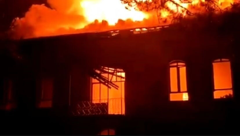 Cumhuriyet'in ilk yıllarından kalma! Tarihi okul k&uuml;l oldu - 1. Resim