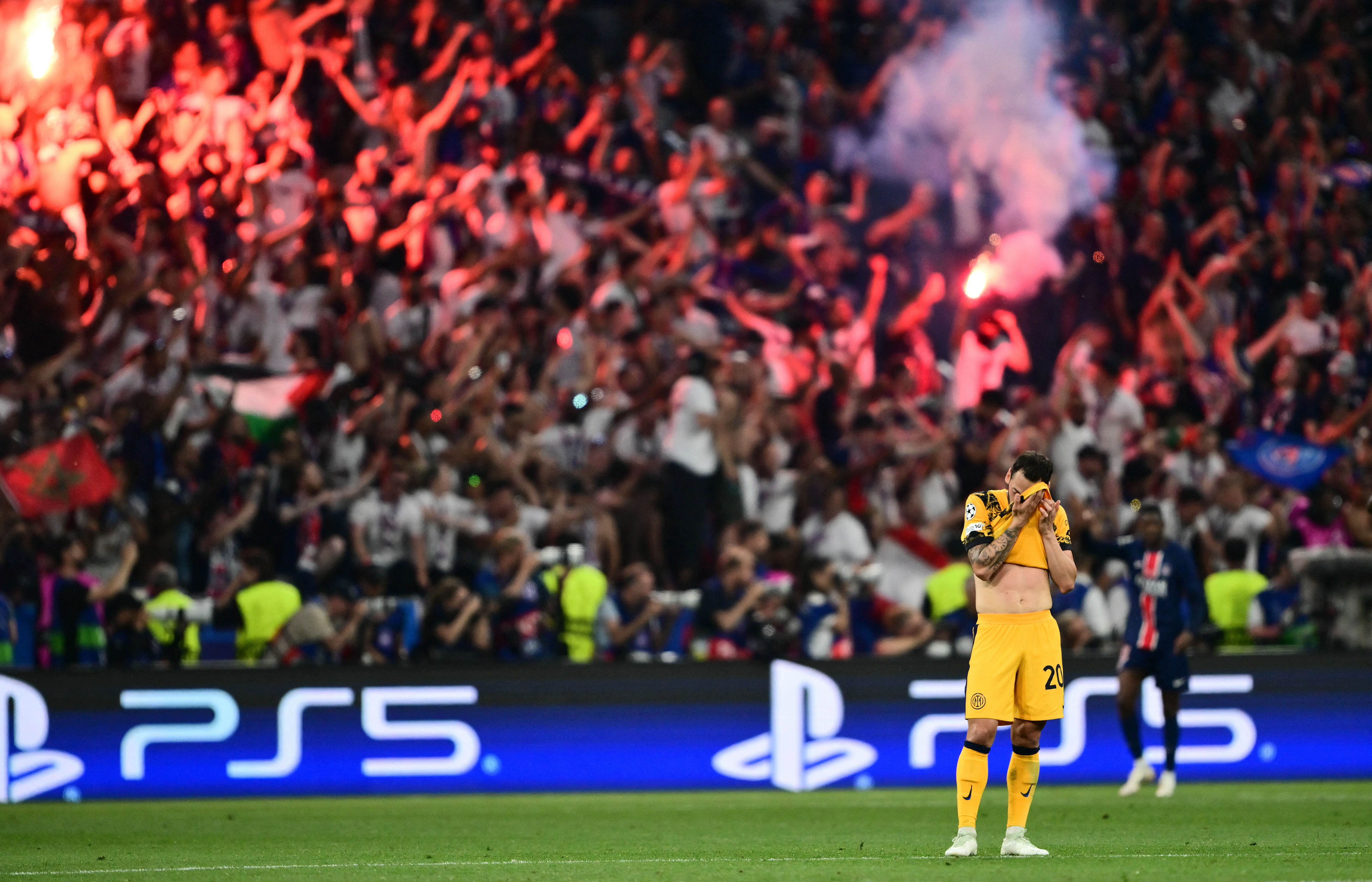 Dev finalde Hakan Çalhanoğlu detayı! Tarihe geçtiği maçta kâbusu yaşadı - 1. Resim